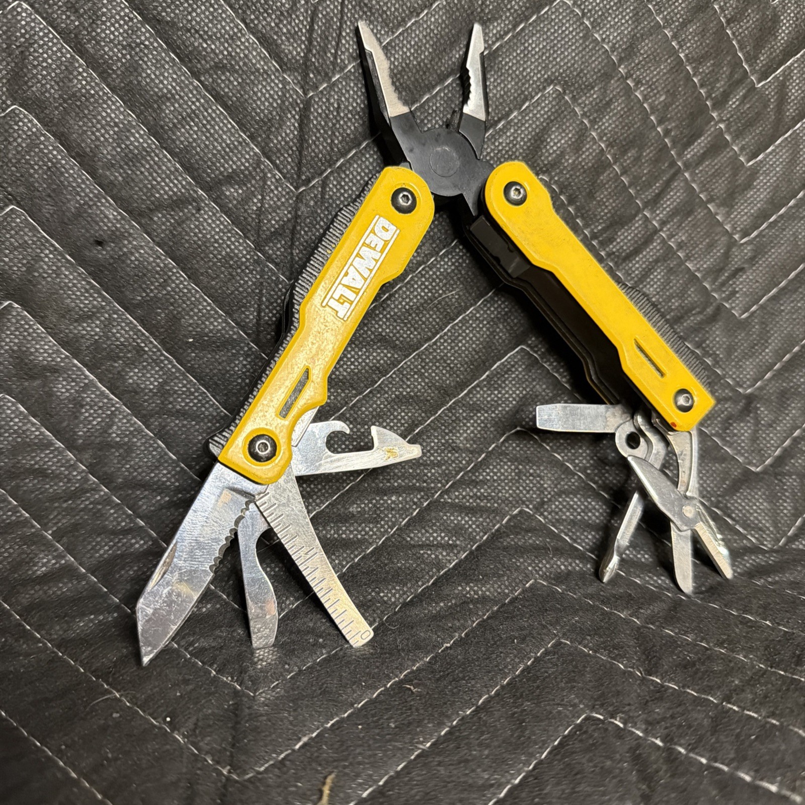 Dewalt MT16 16-in-1 Multi Tool Pocket Knife Pliers Set Stainless Steel