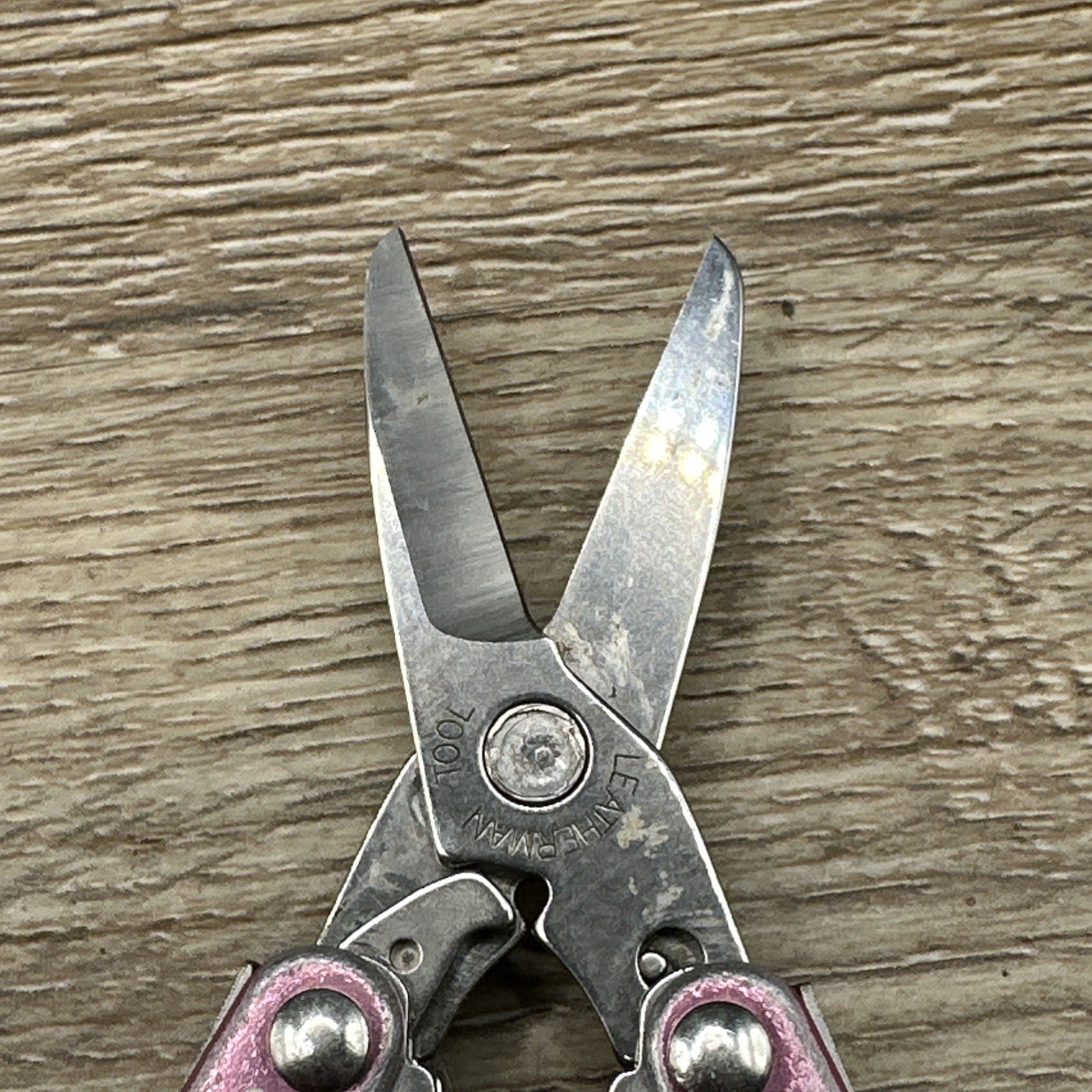 Leatherman Squirt P4 Pink Multitool Multi-Tool – Pliers Multitool 067L