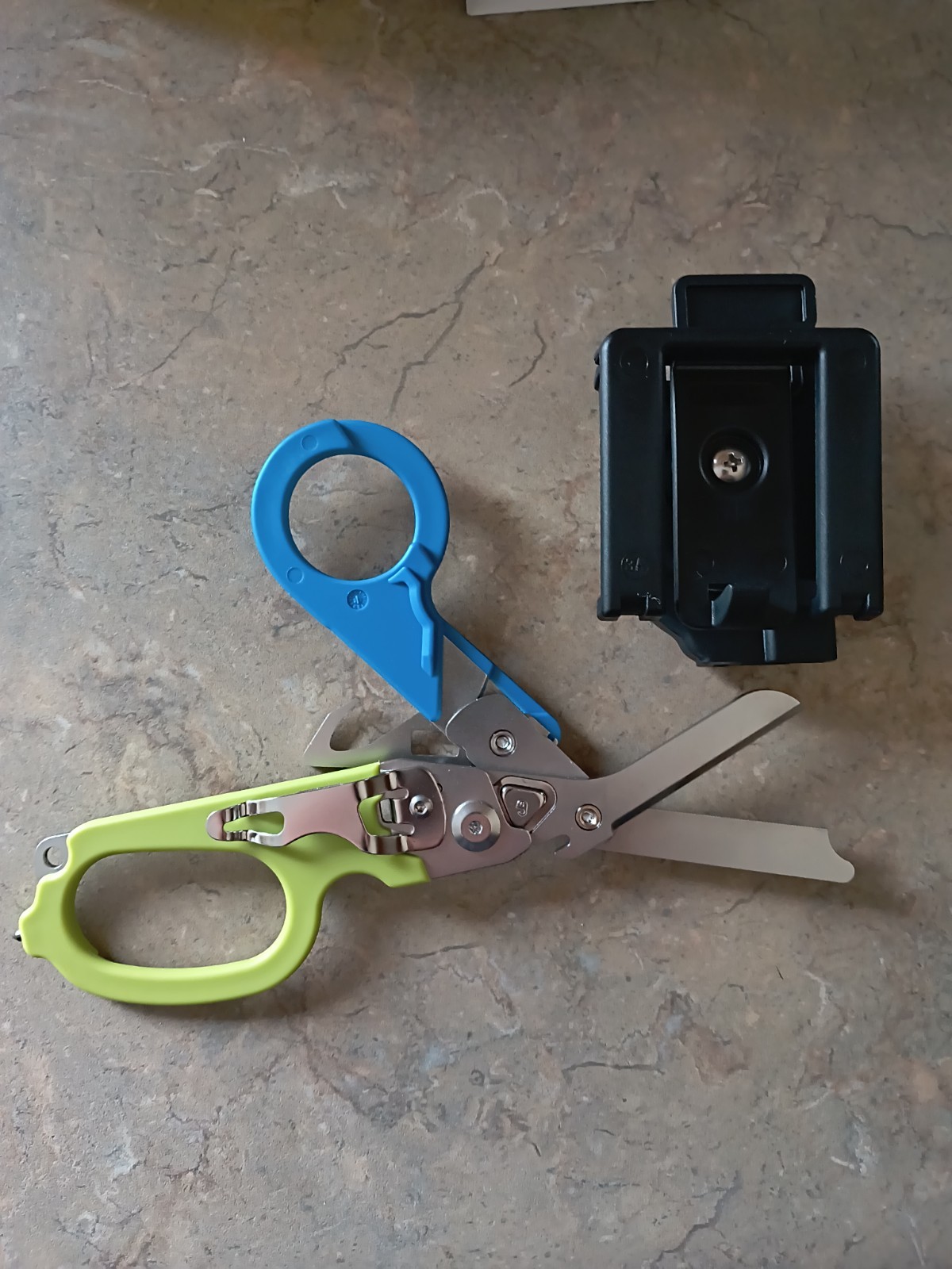 6 In 1 Trauma Shears Multi Tool Compared To Raptor Blue /Green Carry Case