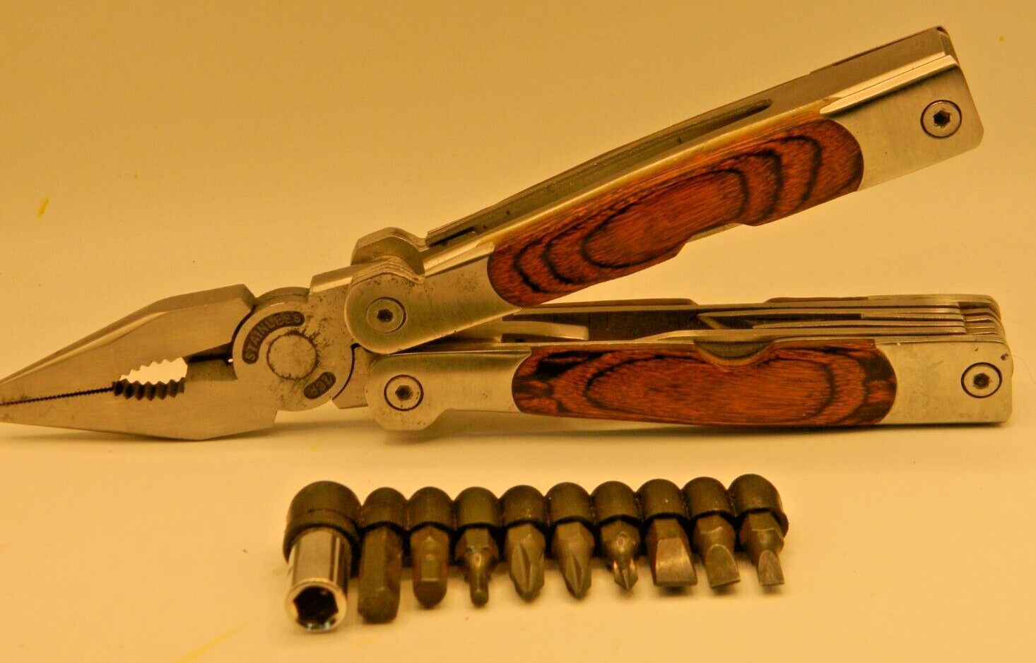 2CR – MULTI TOOL – 9 Blades Plus Pliers – Stainless Steel – See ALL Pictures –