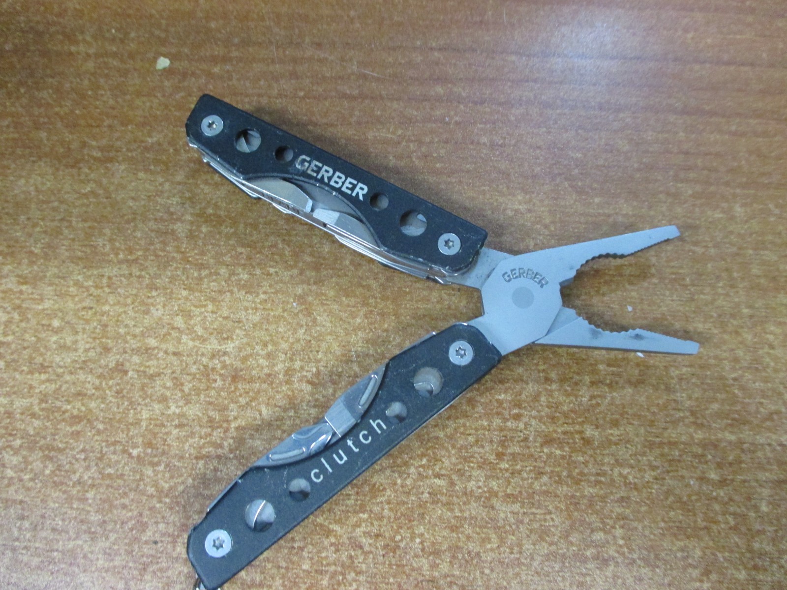 NEW Gerber Clutch Mini Multitool Keychain GREEN Pliers, Blade, Tweezers, Opener