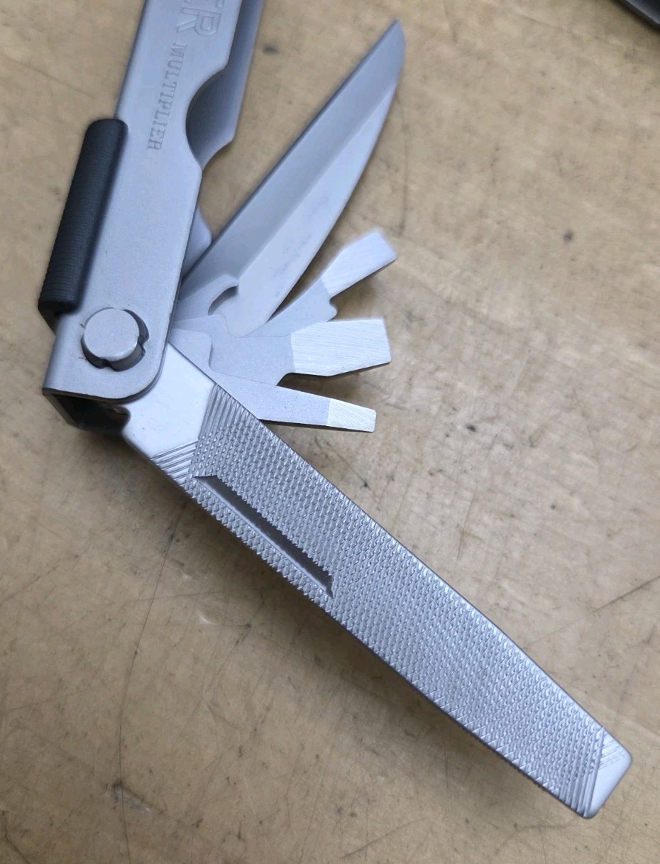 New Gerber Needle Nose Multi-Plier Multi-Tool With Sheath