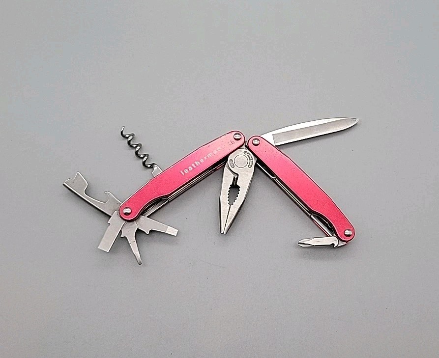 Leatherman JUICE C2 Multitool – Dated 0508 – Red – Knife, Pliers *Retired*