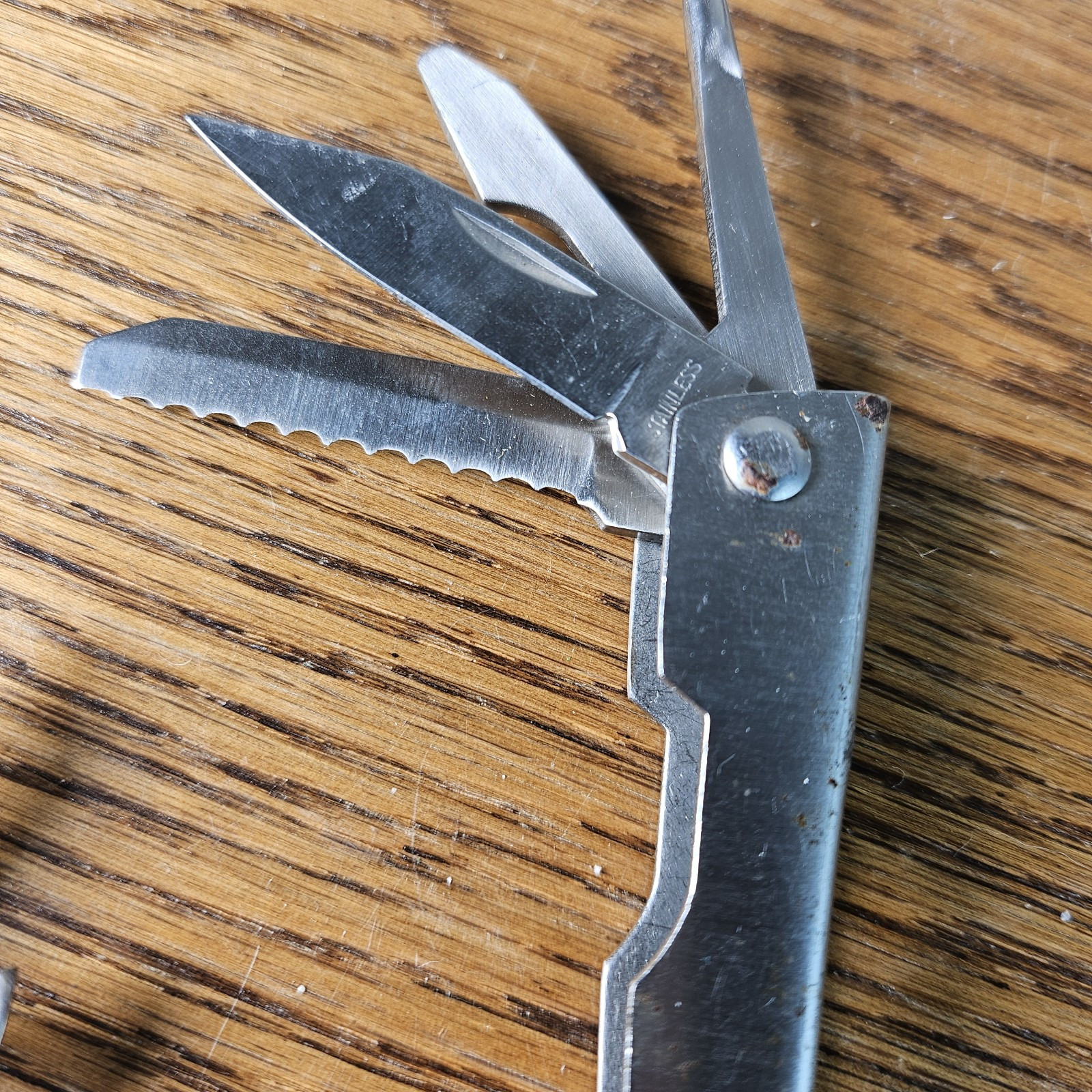 Pocket Size Multi-Tool (8) with Philipps and Flat Head Screwdriver, Saw and More