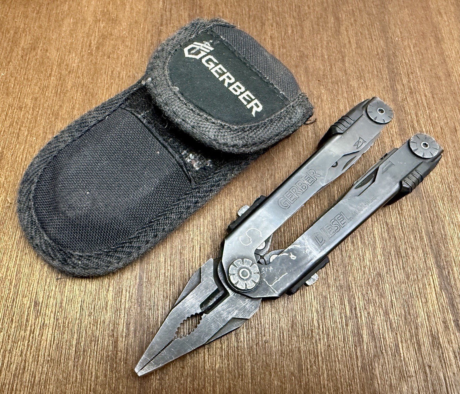 Gerber Diesel Multitool w/sheath, blemishes on handles.