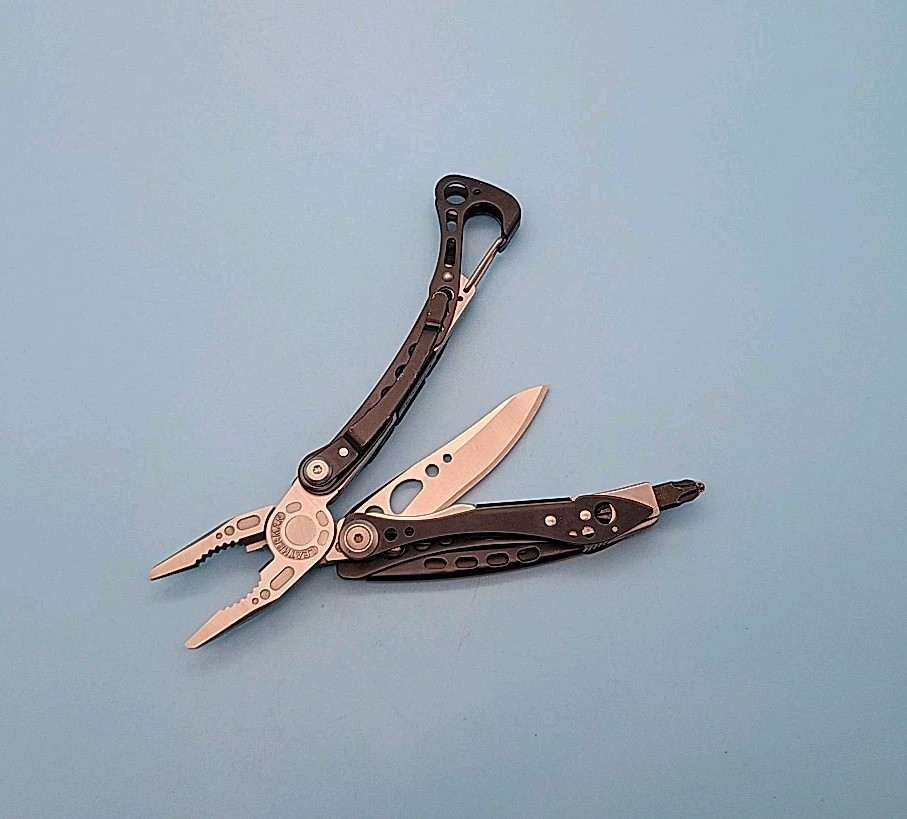 Leatherman Skeletool CX Multi-Tool – Plain Edge 154CM Blade – Driver Bits
