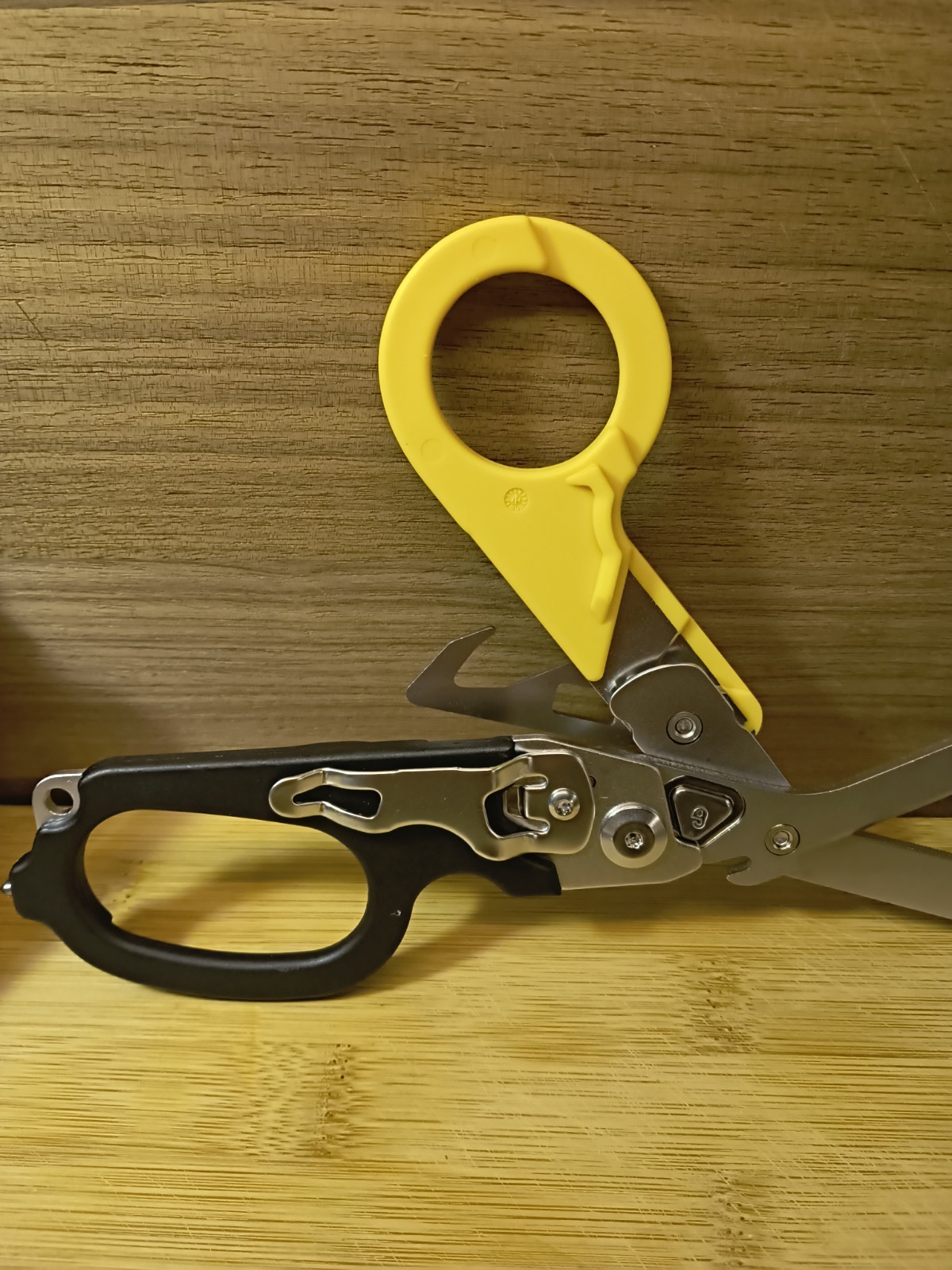6 In 1 Trauma Shears Multi Tool Compared To Raptor Black/Yellow Carry Case Clip