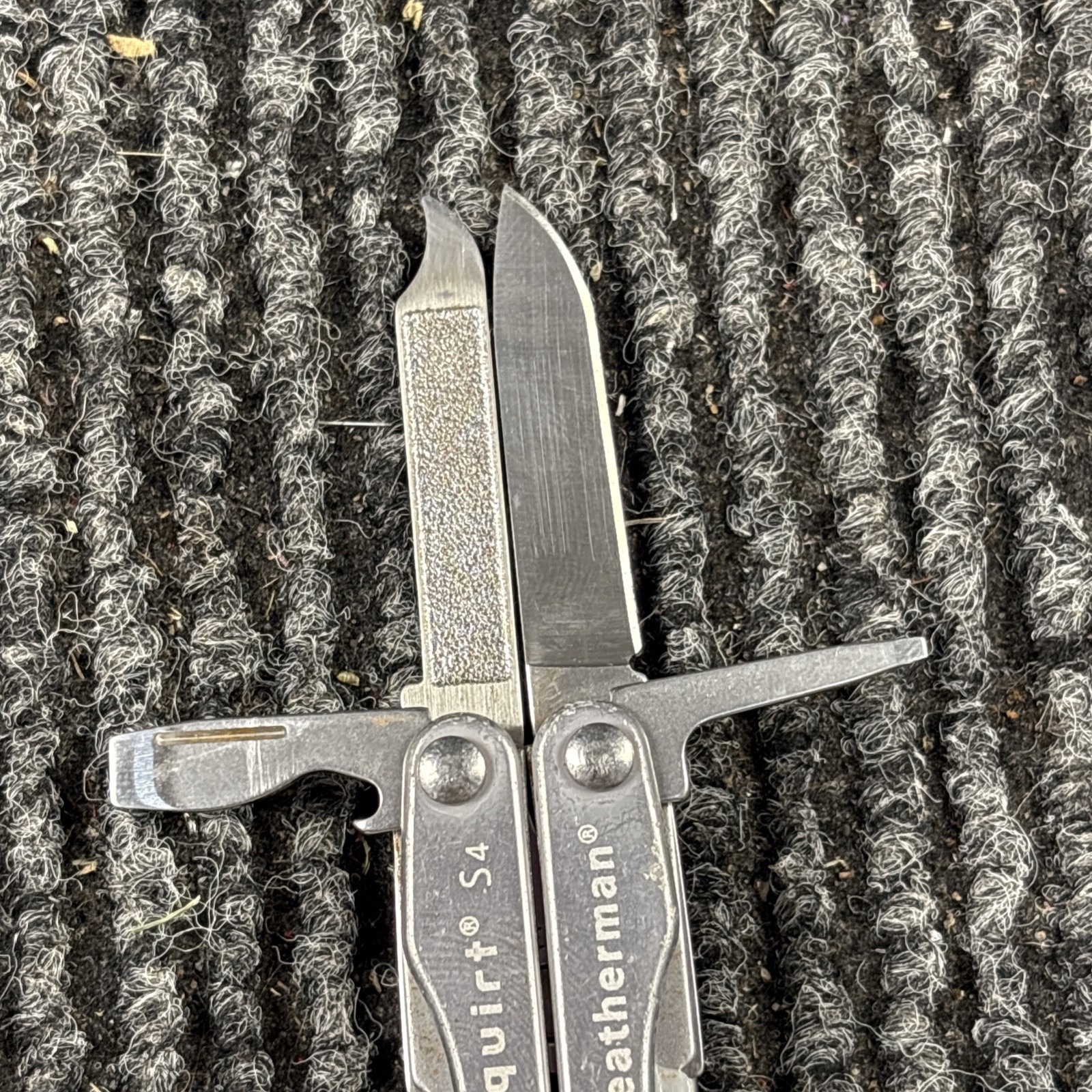 Leatherman Squirt S4 Stainless Steel Multitool Keychain – Gray (184)