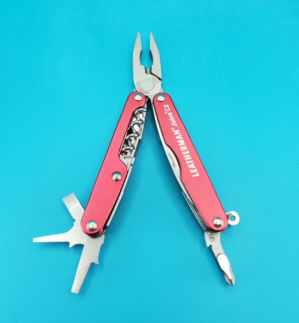 Leatherman Juice C2 Red Multi Tool! RETIRED! MINT! WITH LEATHER SHEATH!