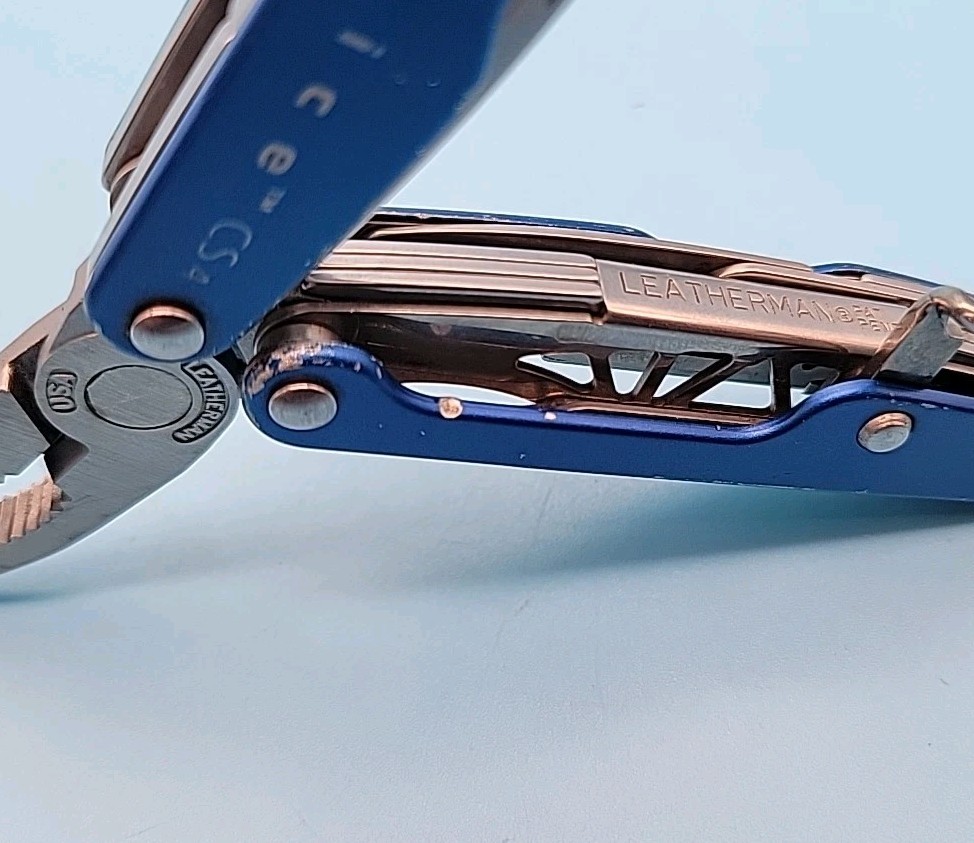 Leatherman JUICE CS4 Multi-Tool – Dated 1001 – Blue – Discontinued – Pliers