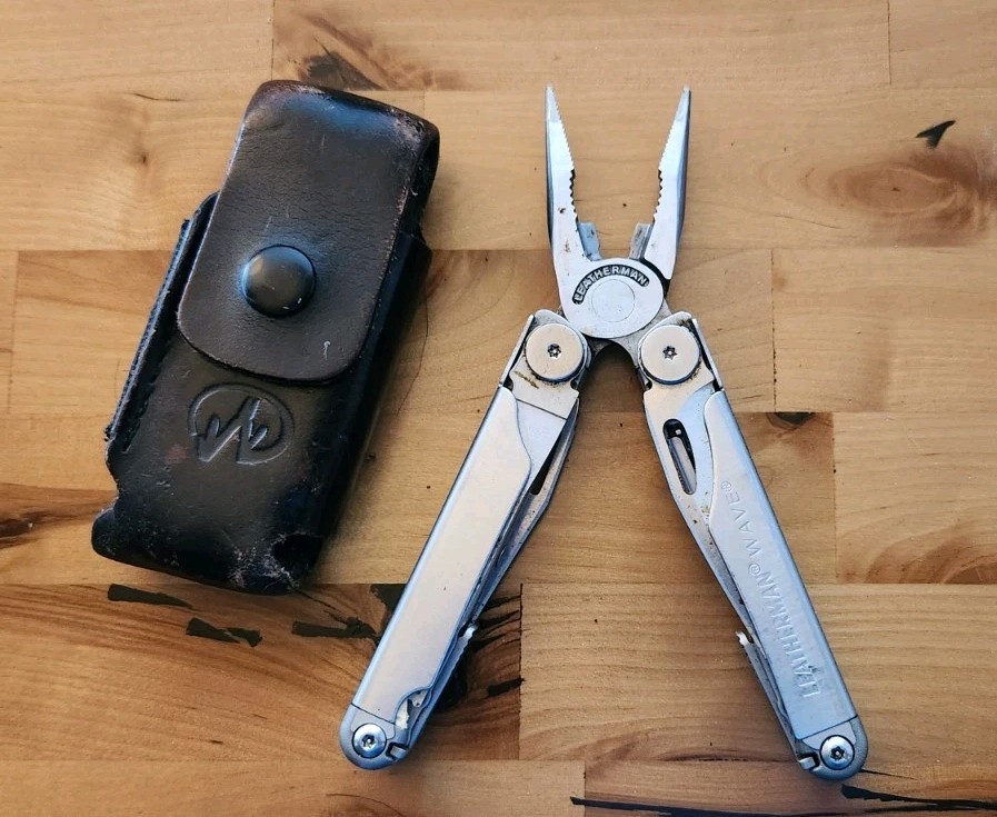 Leatherman Wave Multi-Tool Pliers Pocket Knife w/ Sheath – Great Condition – B88