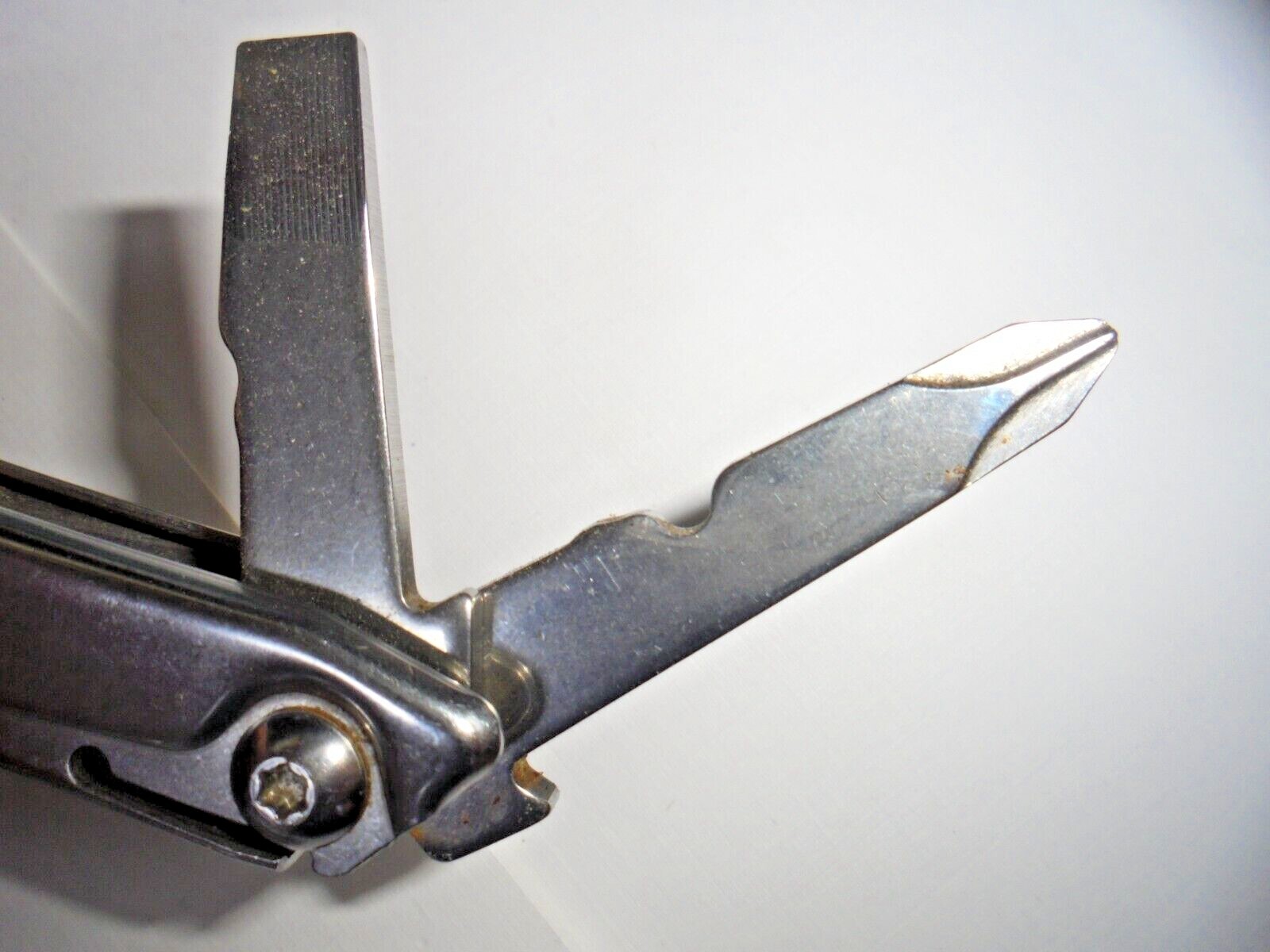 LEATHERMAN – Rev Pocket Size Multitool with Package Opener and Screwdrivers