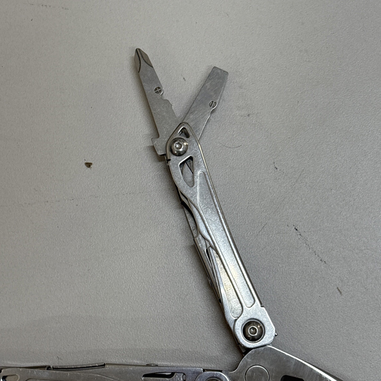 Leatherman Wingman Multitool with 14 tools Needle Nose pliers, wire cutter (024)
