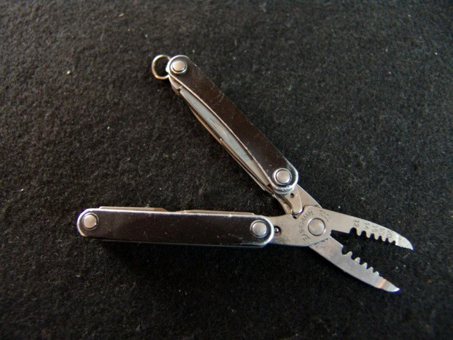 LEATHERMAN SQUIRT ES4-ELECTRICIAN WIRE STRIPPER MULITOOL-RETIRED- LEATHER POUCH