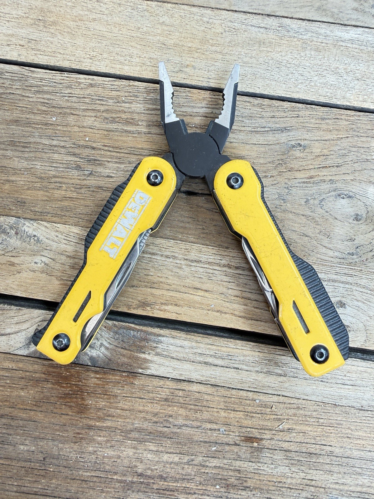DEWALT Multi-Tool w/ Pliers Knife Saw File Screwdrivers Heavy Duty EDC