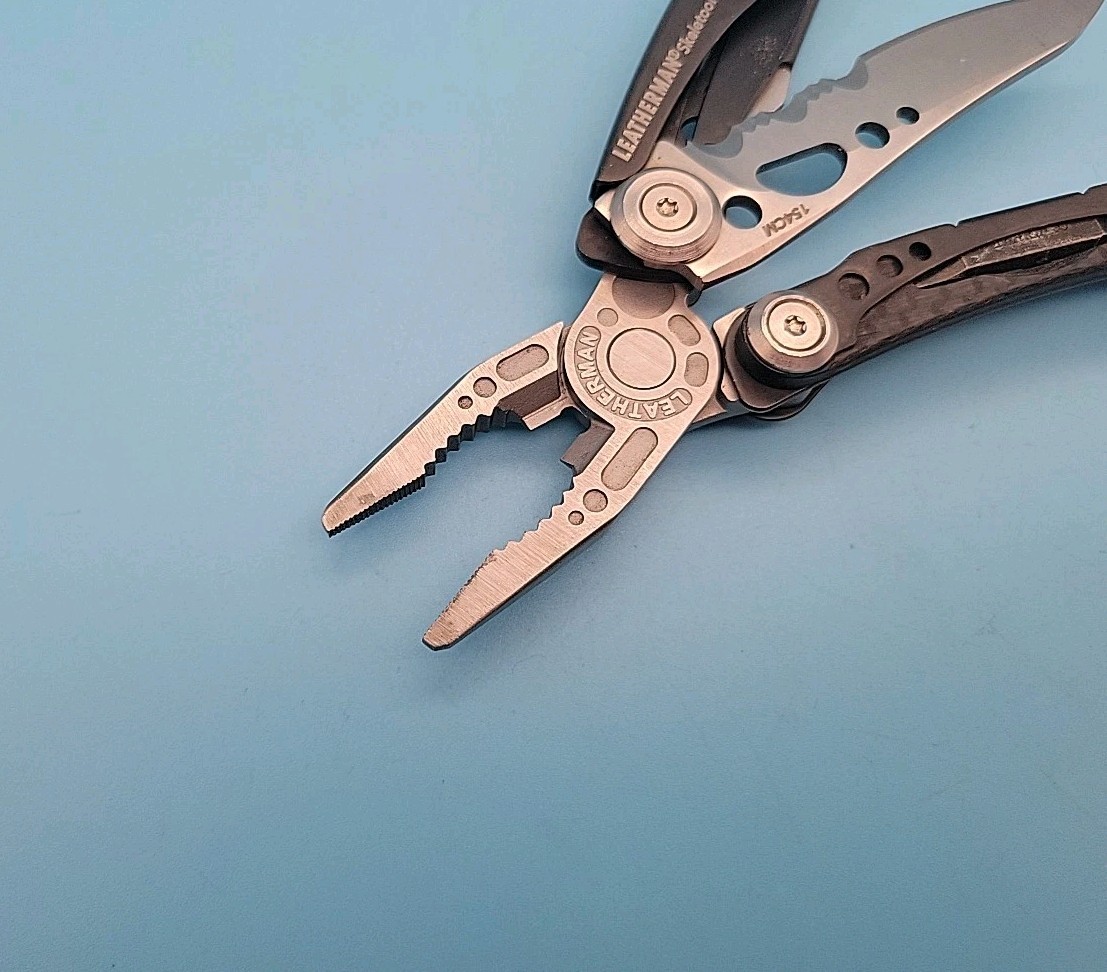 Leatherman Skeletool CX Multi-Tool – Combo Edge 154CM Blade – Driver Bits
