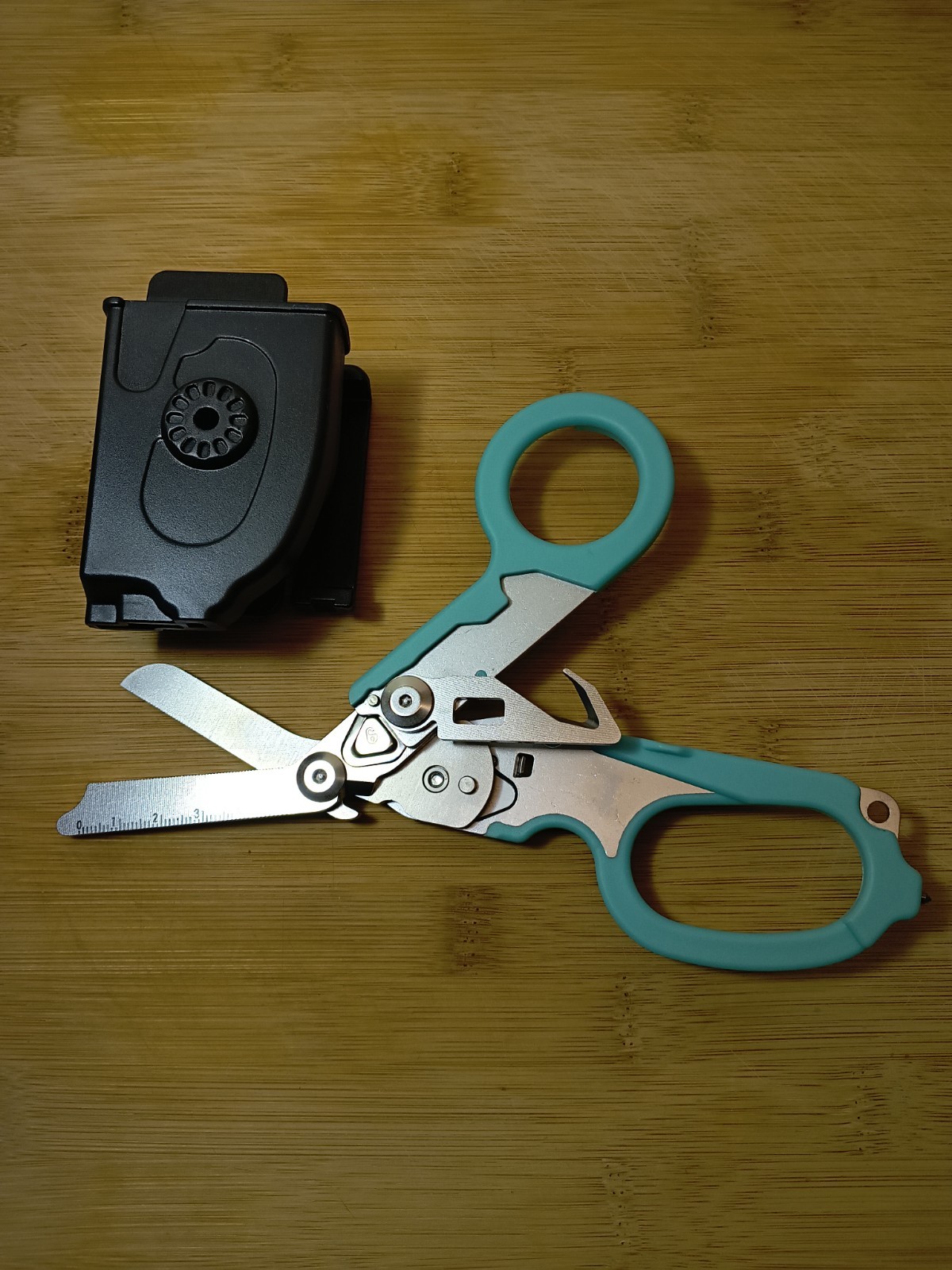 6 In 1 Trauma Shears Multi Tool Compared To Raptor Turquoise Carry Case