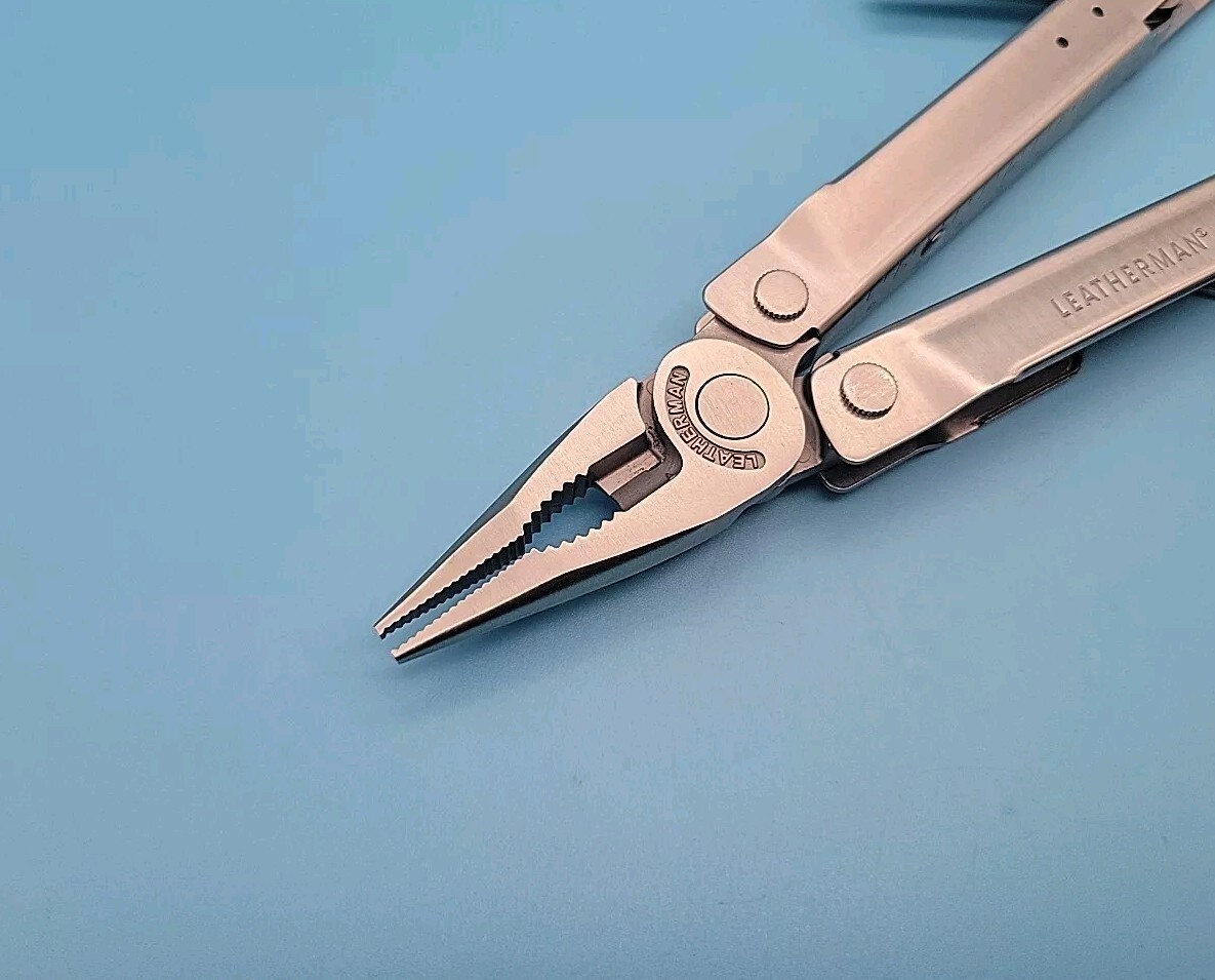 LEATHERMAN Bond Multitool – Knife, File, Screwdrivers, Pliers – Silver