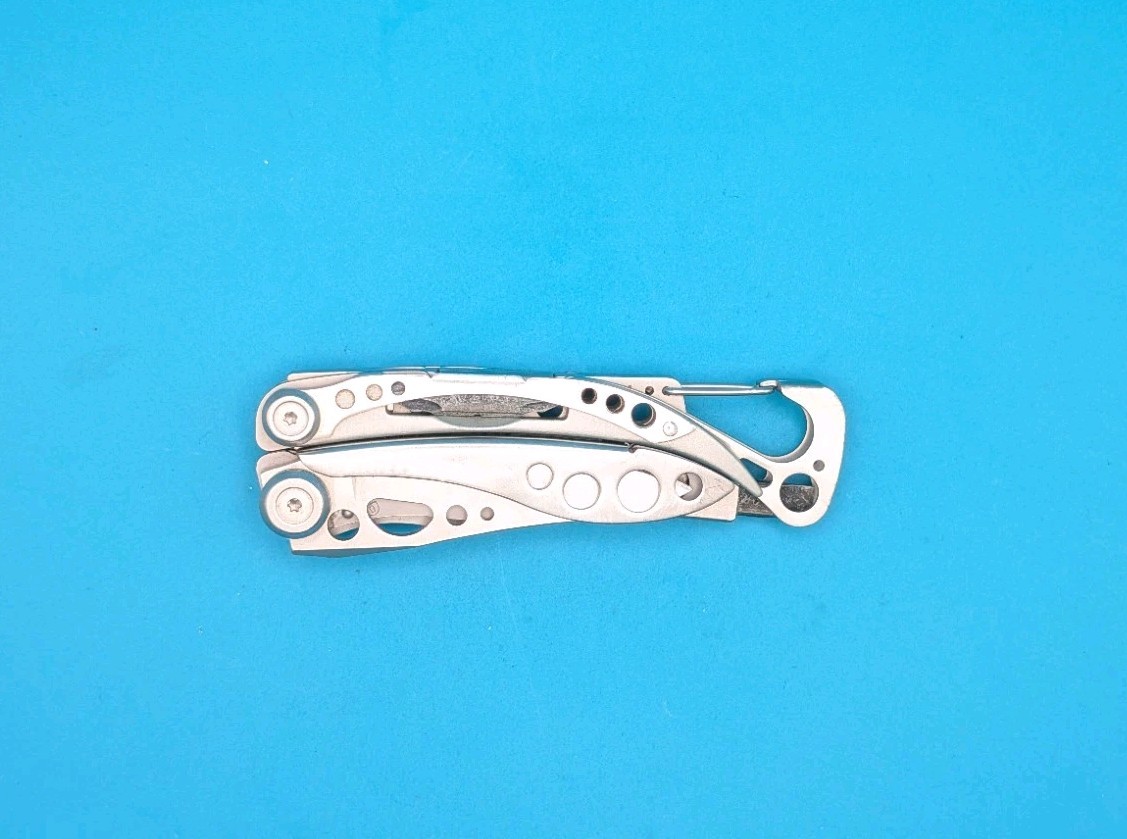 LEATHERMAN Skeletool Multi Tool – Combo Edge Blade Knife Pliers Carabiner!!!