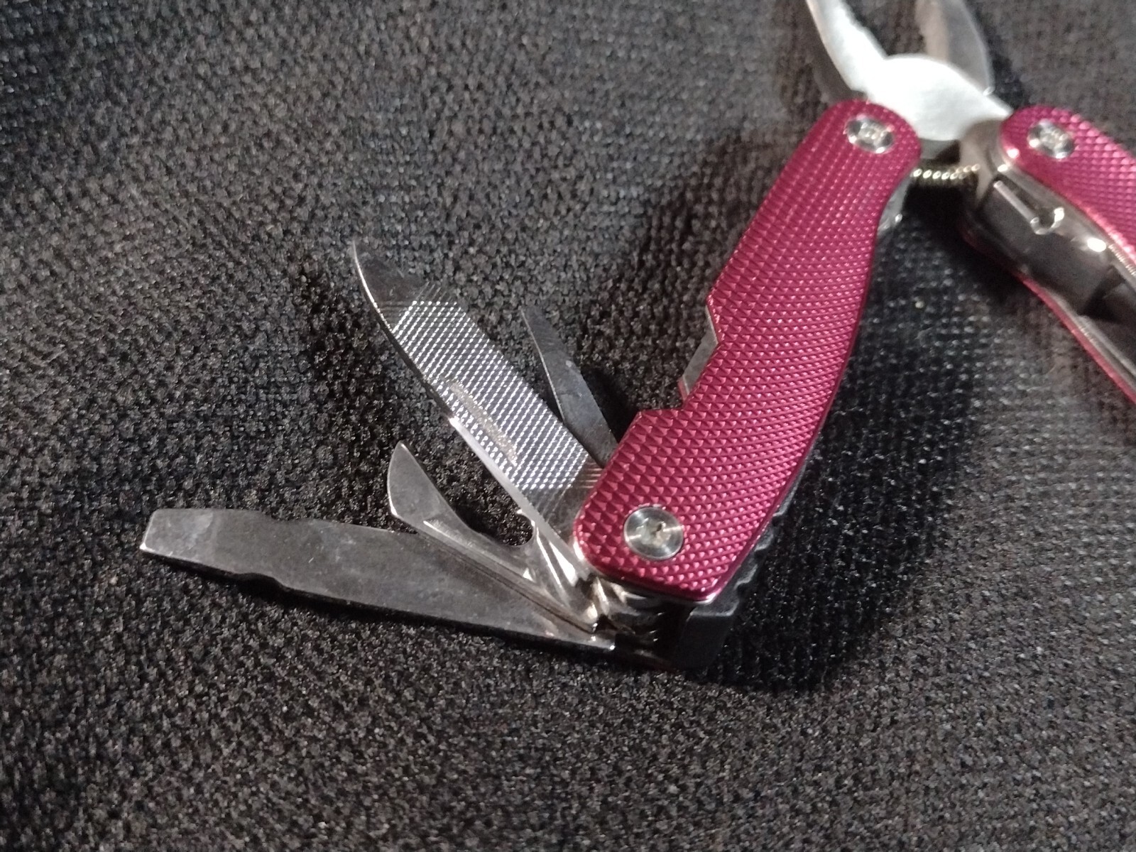 Pink Multi Tool Gift Kit With Flashlight And Knife!! – Vibrant pink – Old Stock!