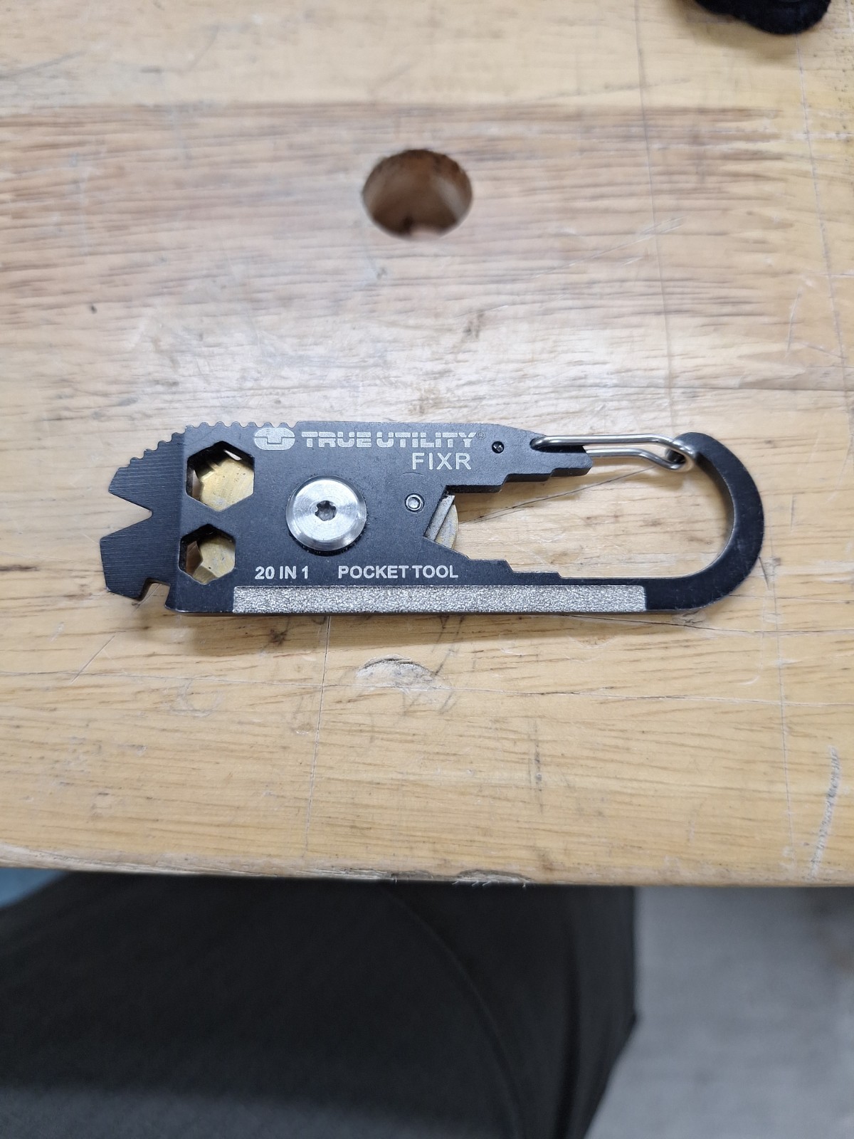True Utility FIXR 20-in-1 Pocket Multi-Tool Carabiner 3.25″ Back