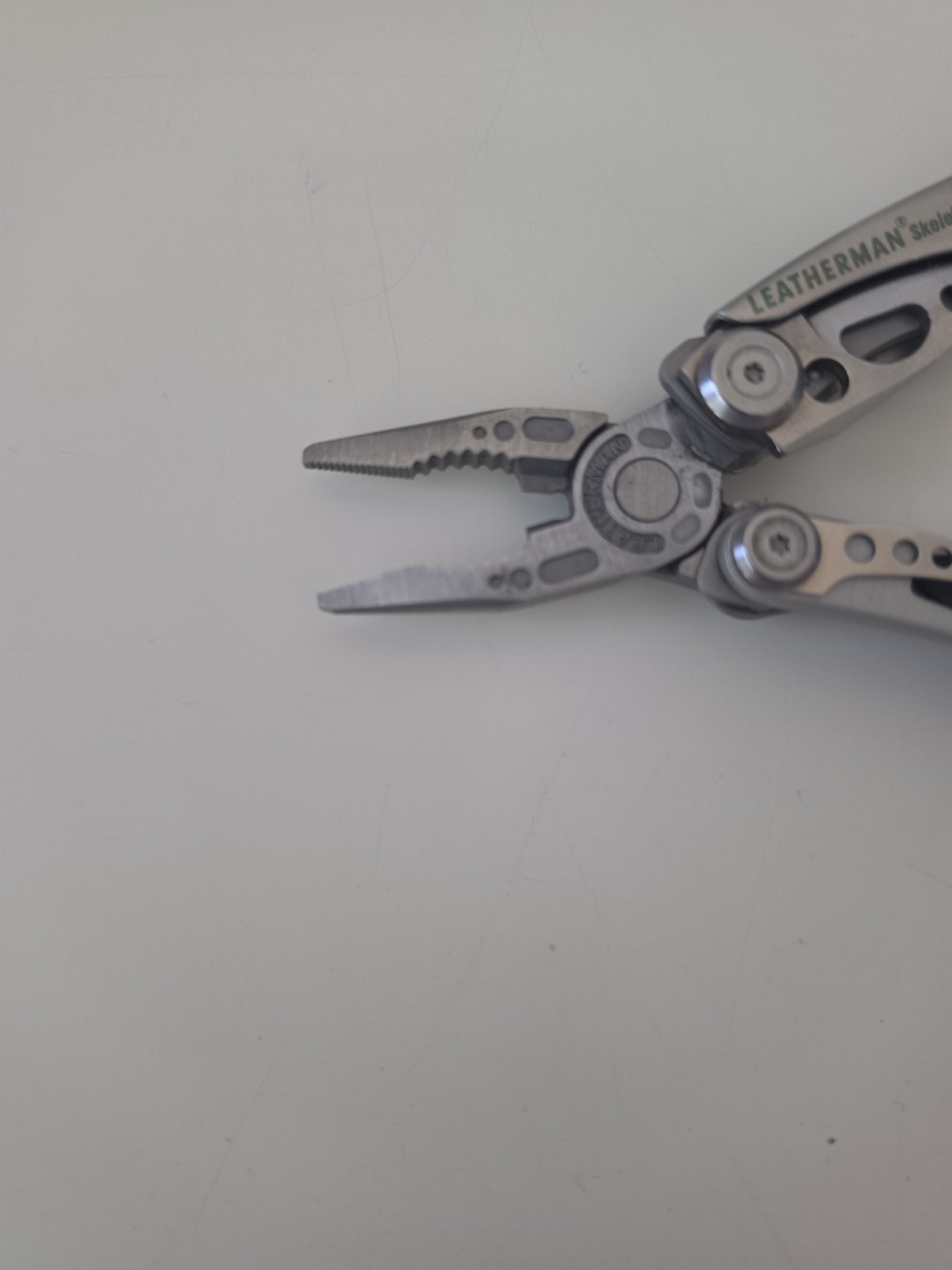 LEATHERMAN Skeletool Multi Tool – Combo Edge Blade Knife Pliers Carabiner