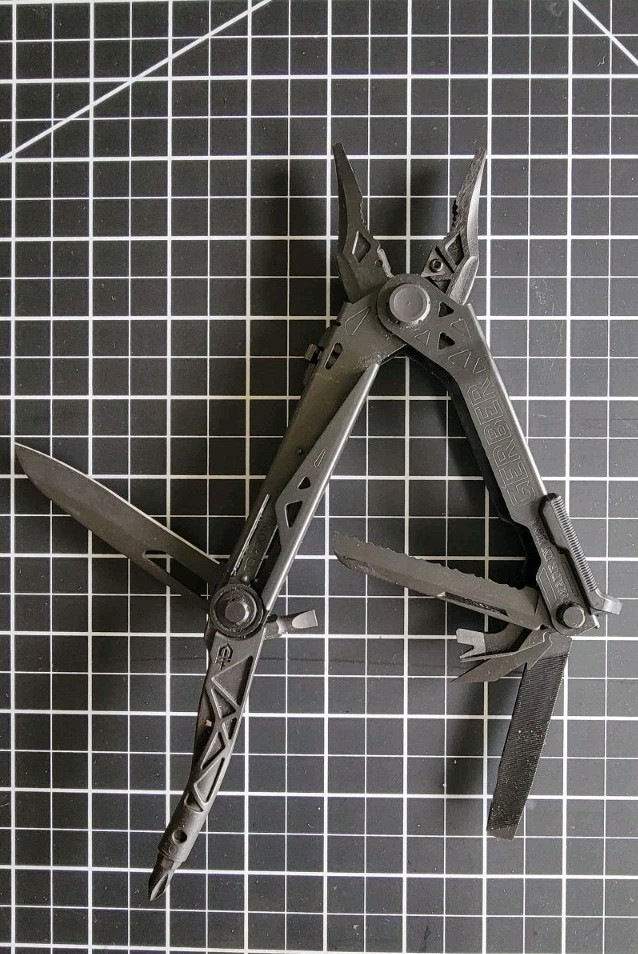 Gerber (3x) Center-Drive Black Multi-Tools (1x missing Phillips head driver)