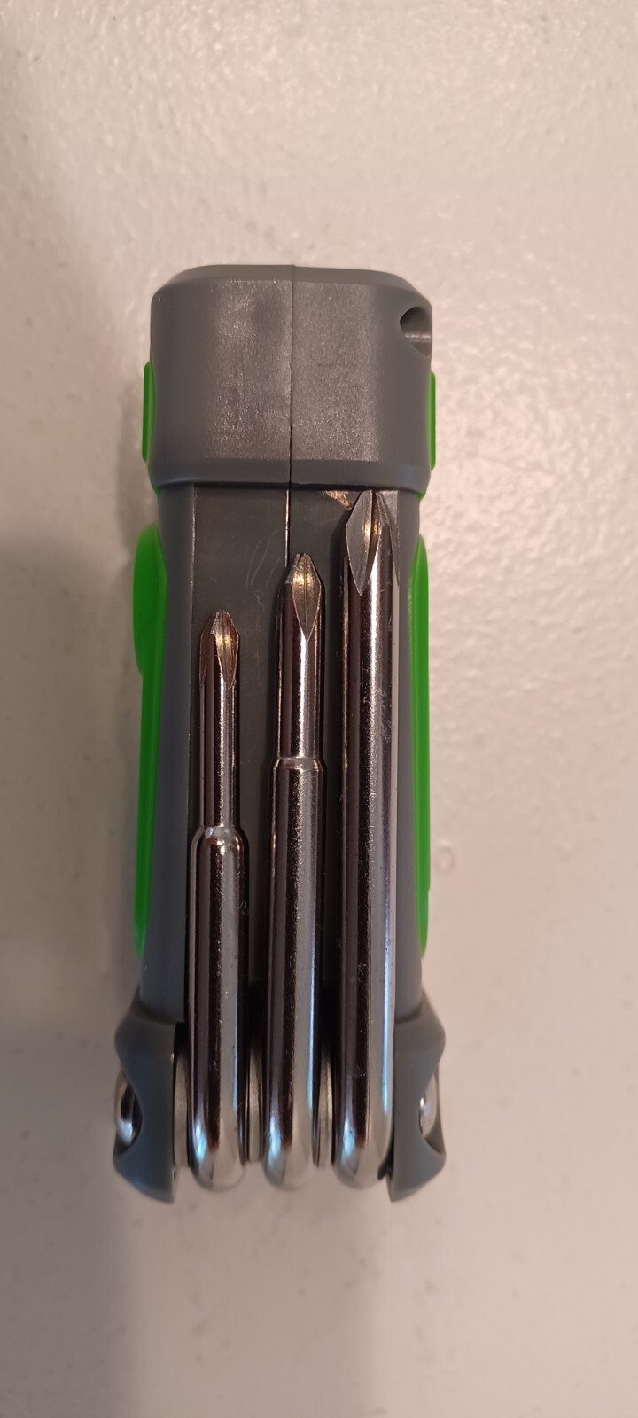 Dual LED flashlight six screwdriver pocket toolkit