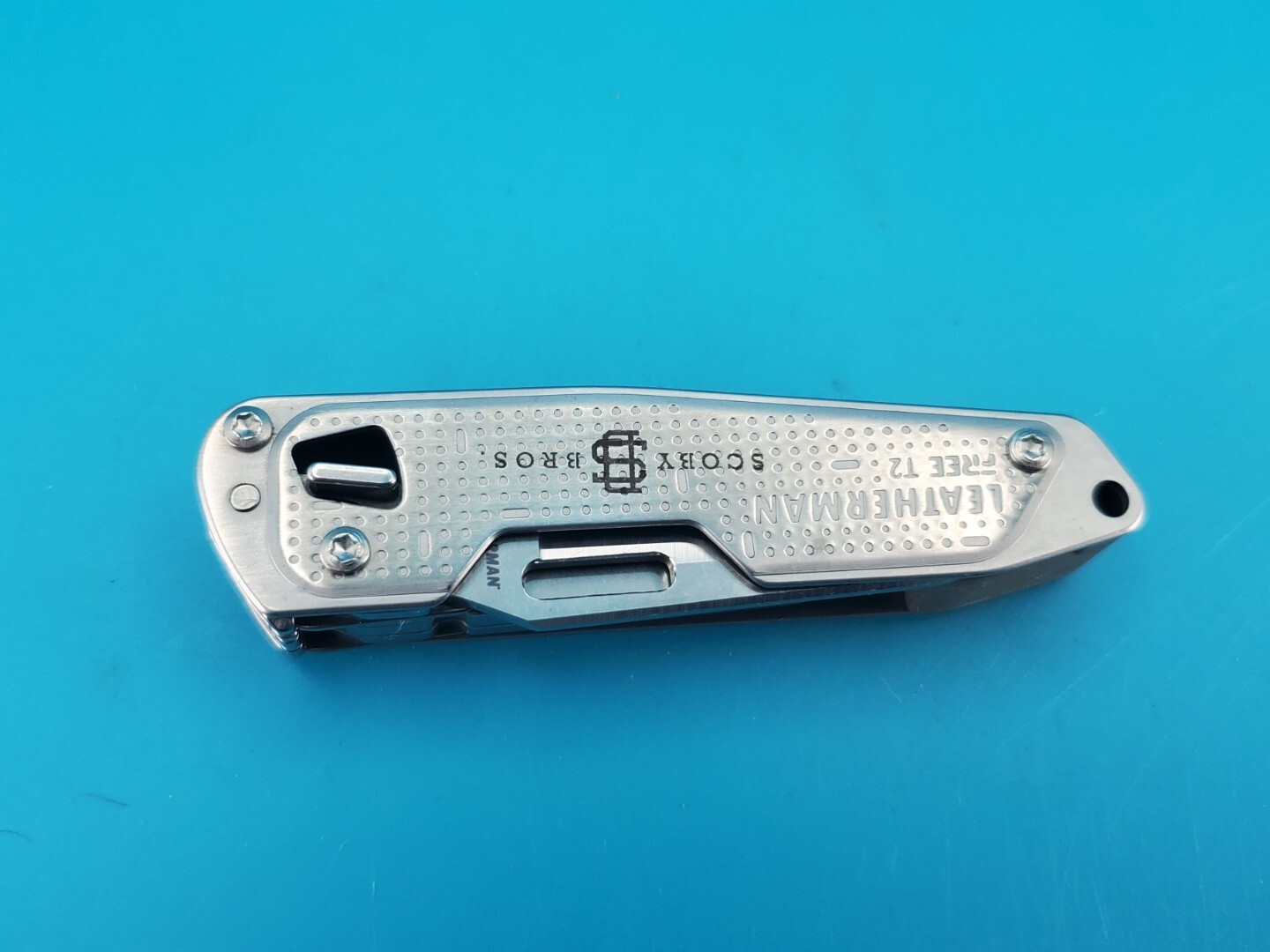 Leatherman FREE T2 Pocket Knife Multi-tool! *SCOBY BROS*