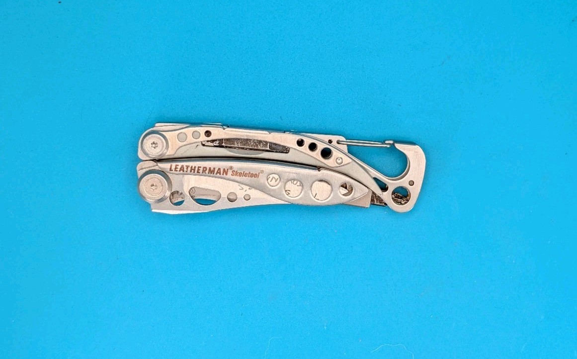 LEATHERMAN Skeletool Multi Tool – Combo Edge Blade Knife Pliers Carabiner!!!