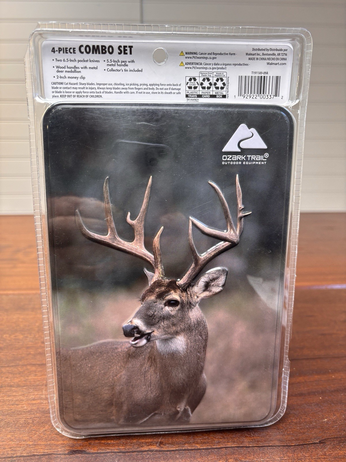 OZARK TRAIL 4 PIECE COMBO SET 2-6.5″ KNIVES DEER TIN MONEY CLIP & PEN NIB