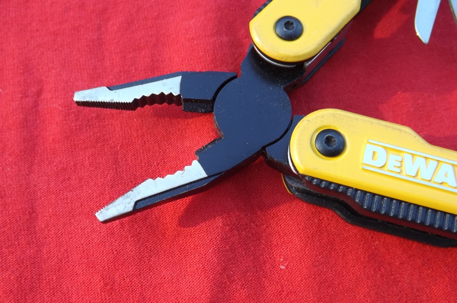 Dewalt MT16 16 in 1 Multi Tool Pocket Knife Pliers Set Stainless Steel Multitool