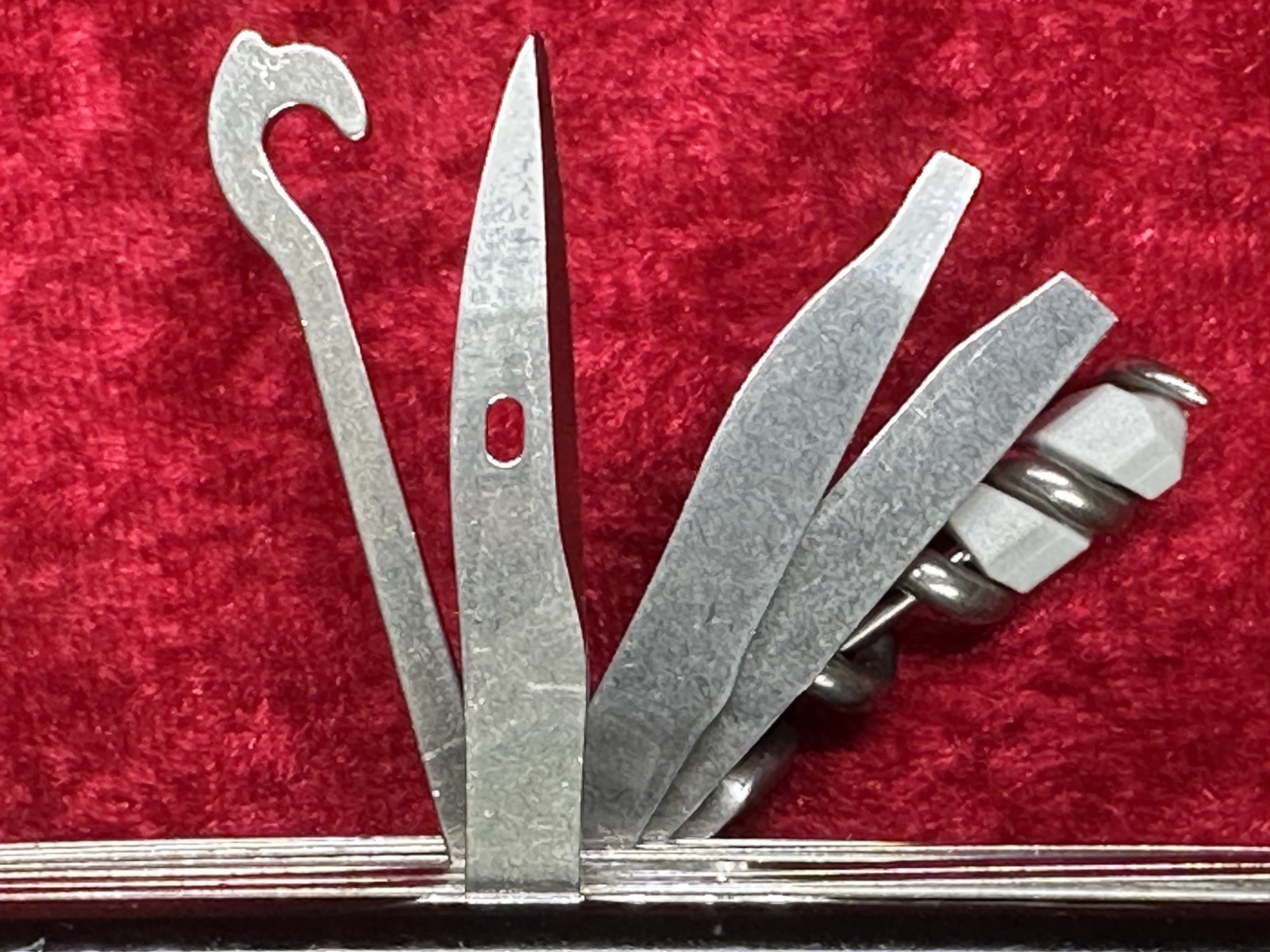 Victorinox SwissChamp Black Swiss Army Knife 91mm 22 Tool 8 Layer (689)