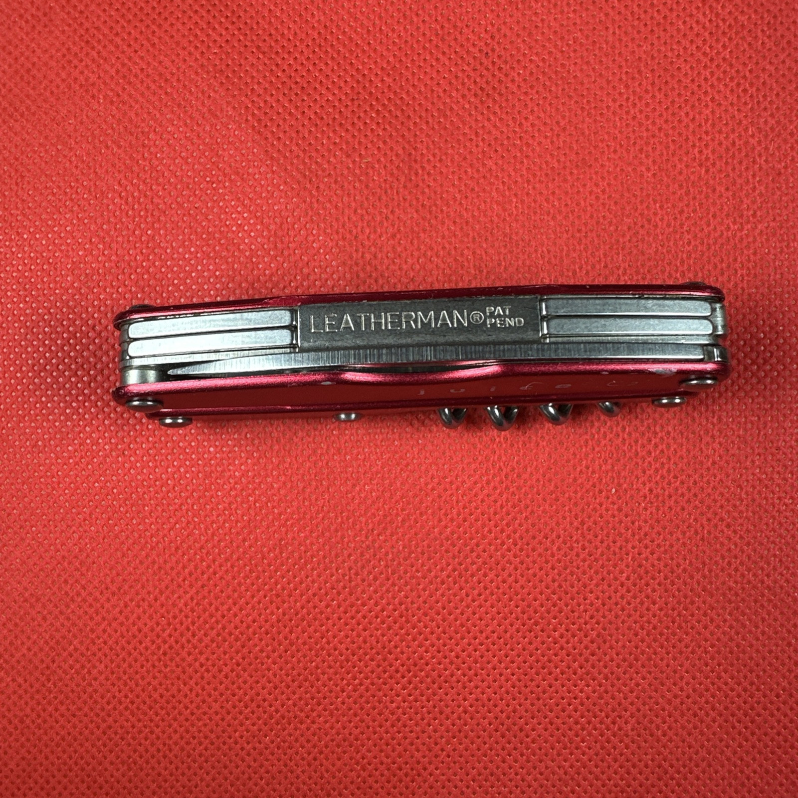 Retired Red Gen 1 Pat pending Leatherman Juice C2 Multitool + pouch.