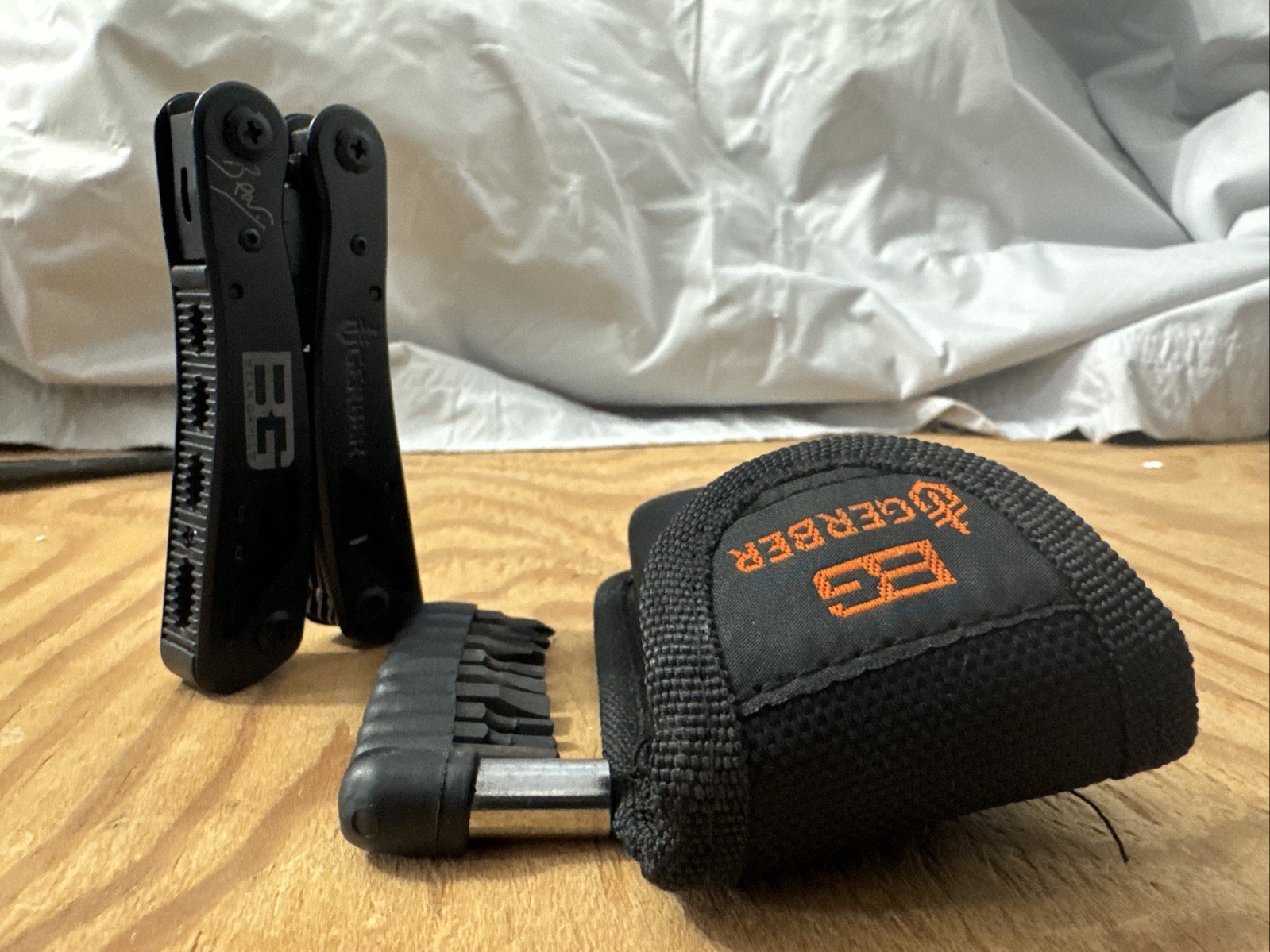 Bear Grylls Gerber Multi Tool Brand New w/ Pocket Guide