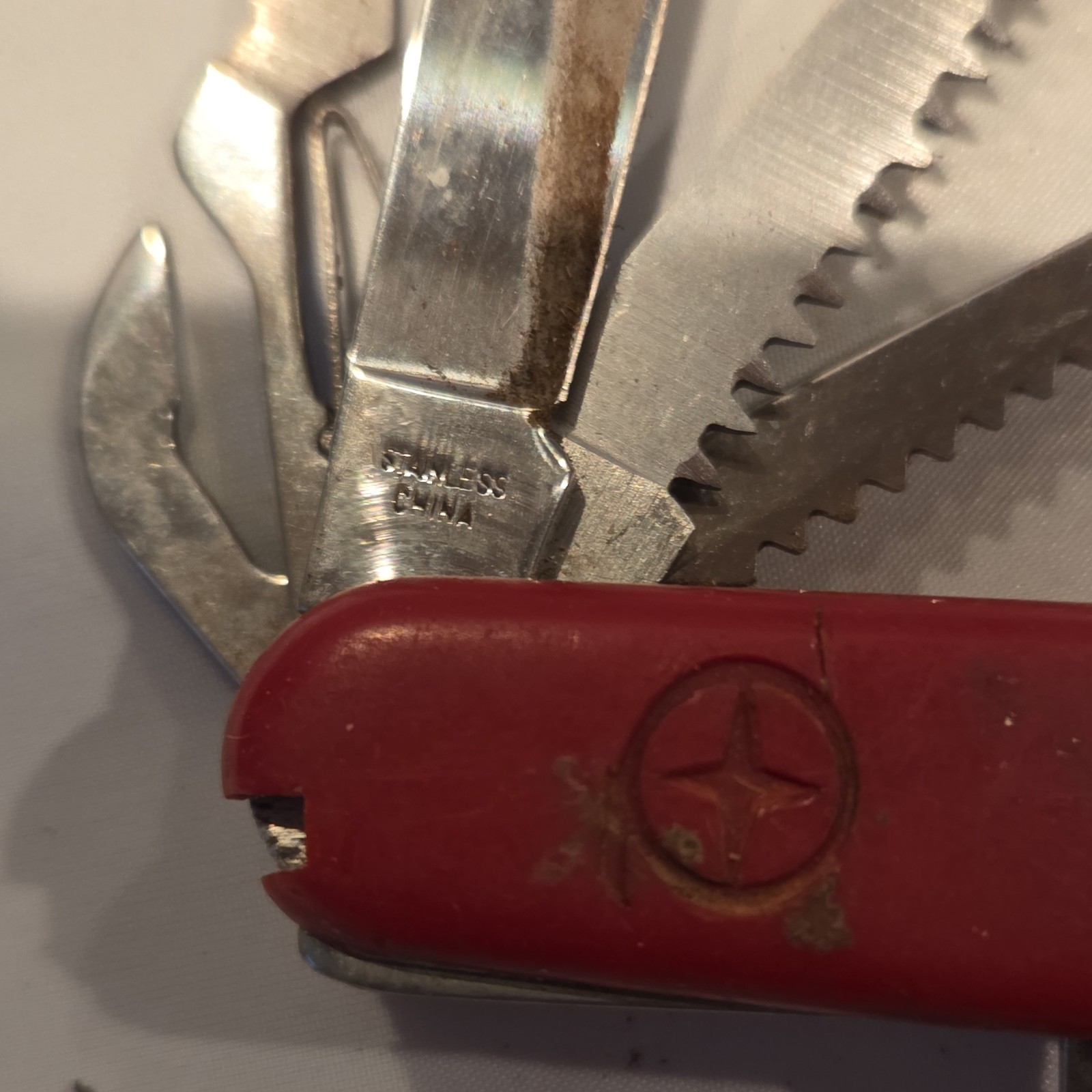 Camillus Red Plastic Multi-Tool Knife Saw Scissors Bottle Opener Serrated 2.5″