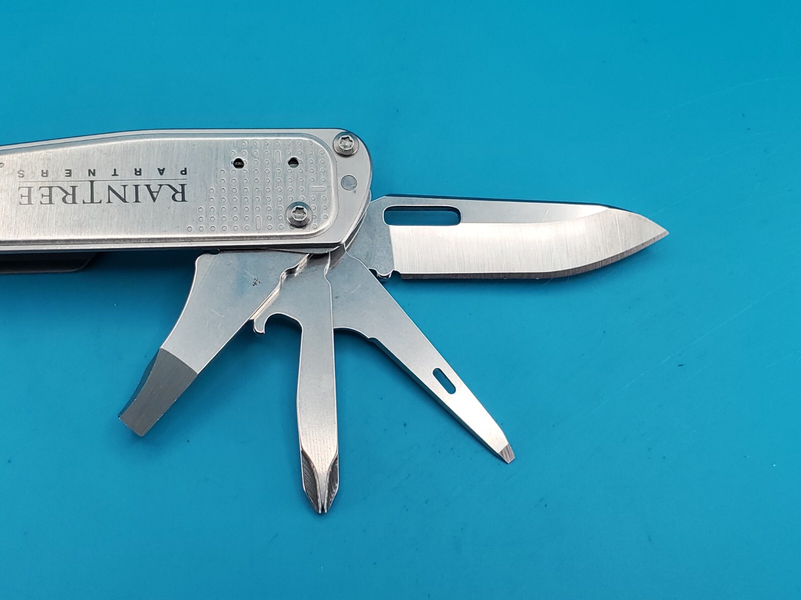 Leatherman FREE T2 Pocket Knife Multi-tool! RAINTREE PARTNERS