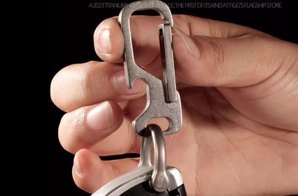 1PC EDC Titanium Key Chain Multifunctional Carabiner Car Keychain Organizer Gift
