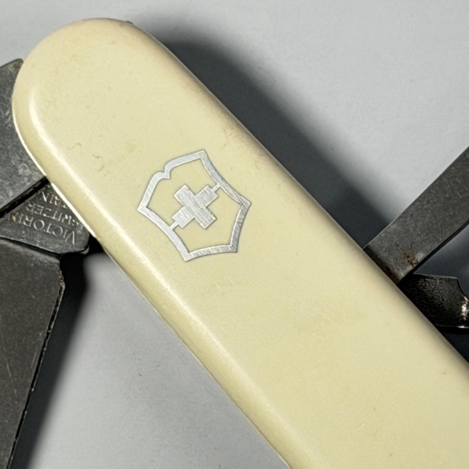 Vintage Victorinox Spartan Officier Suisse Bone White Nickle Shield