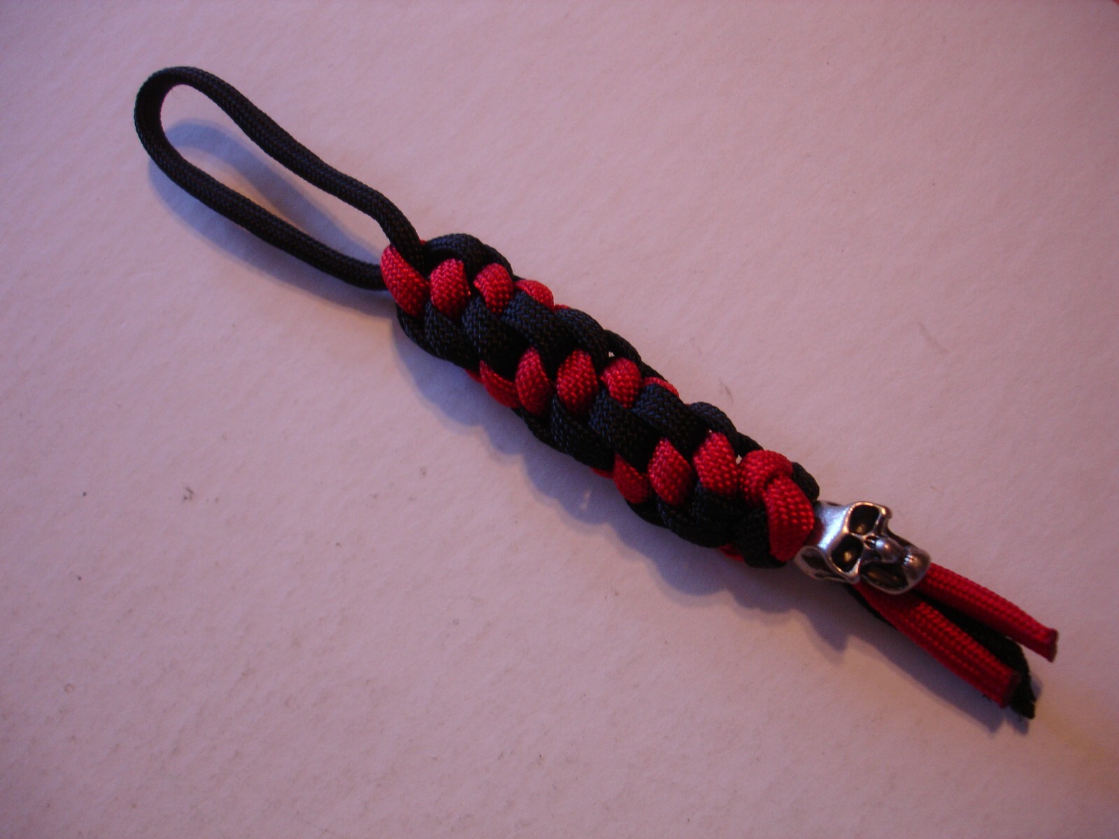 0NE HANDMADE RED/BLACK PARACORD KNIFE LANYARD W/SILVERTONED SKULL BEAD FREE SHIP