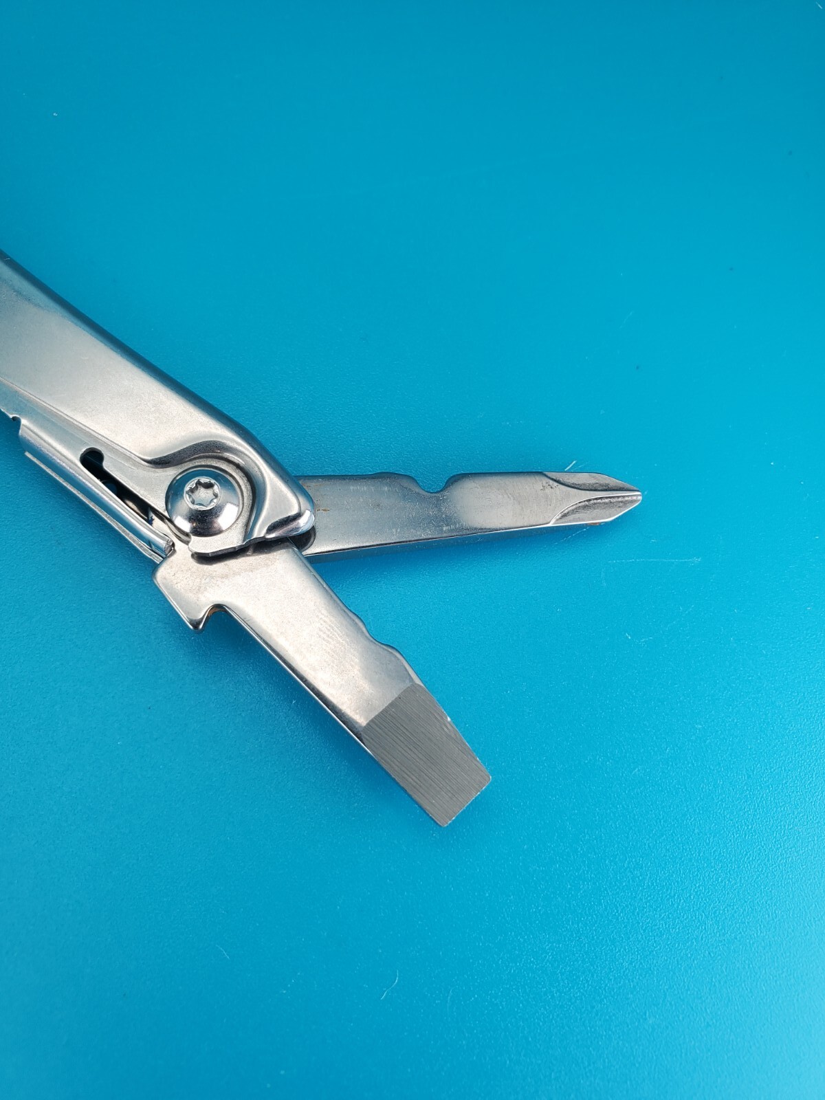 Leatherman Rev 3.8″ Multi-Tool, Stainless! *RUST ON ITEM*