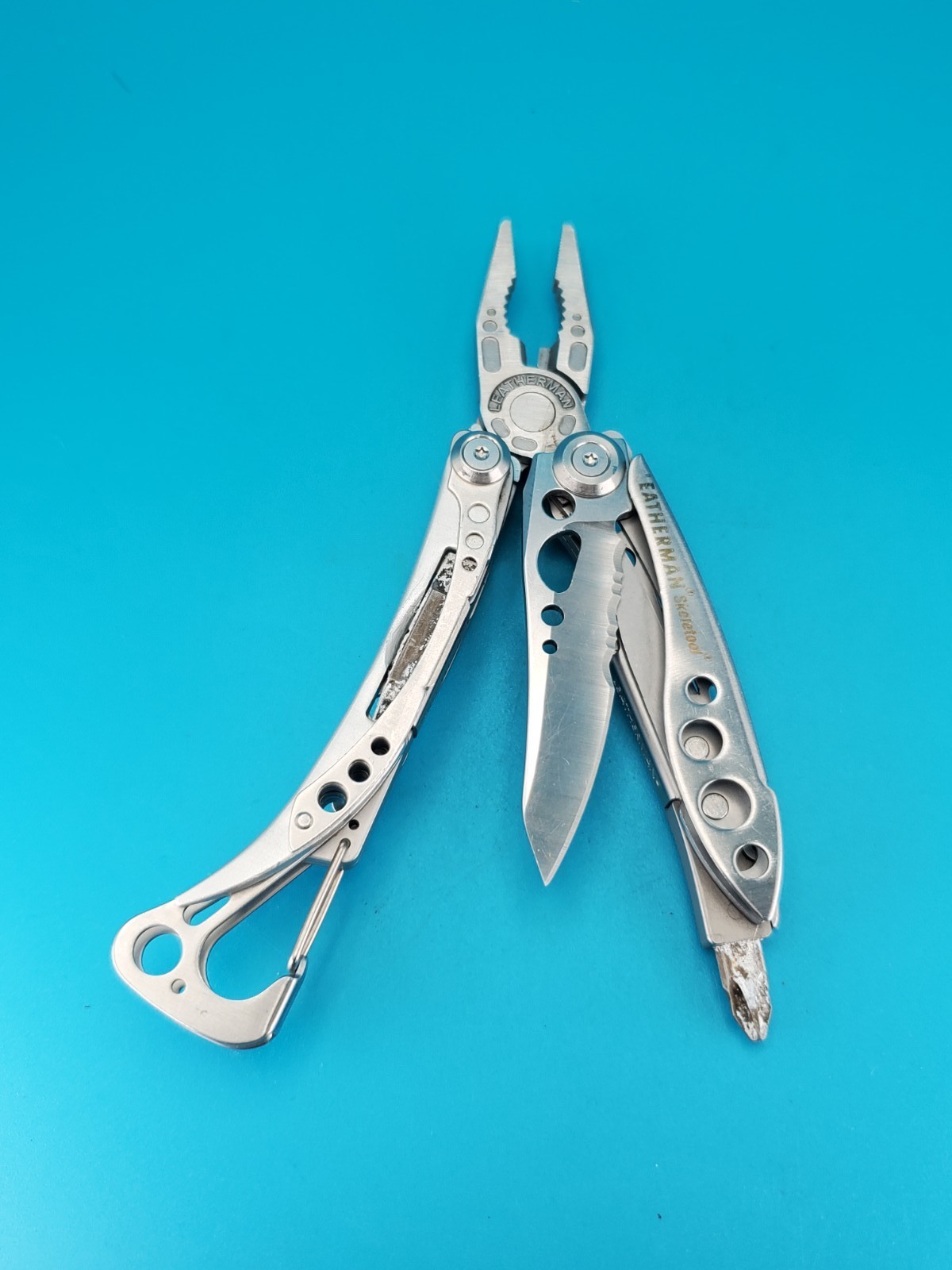 LEATHERMAN Skeletool Multi Tool – Combo Edge Blade Knife Pliers Carabiner!!!