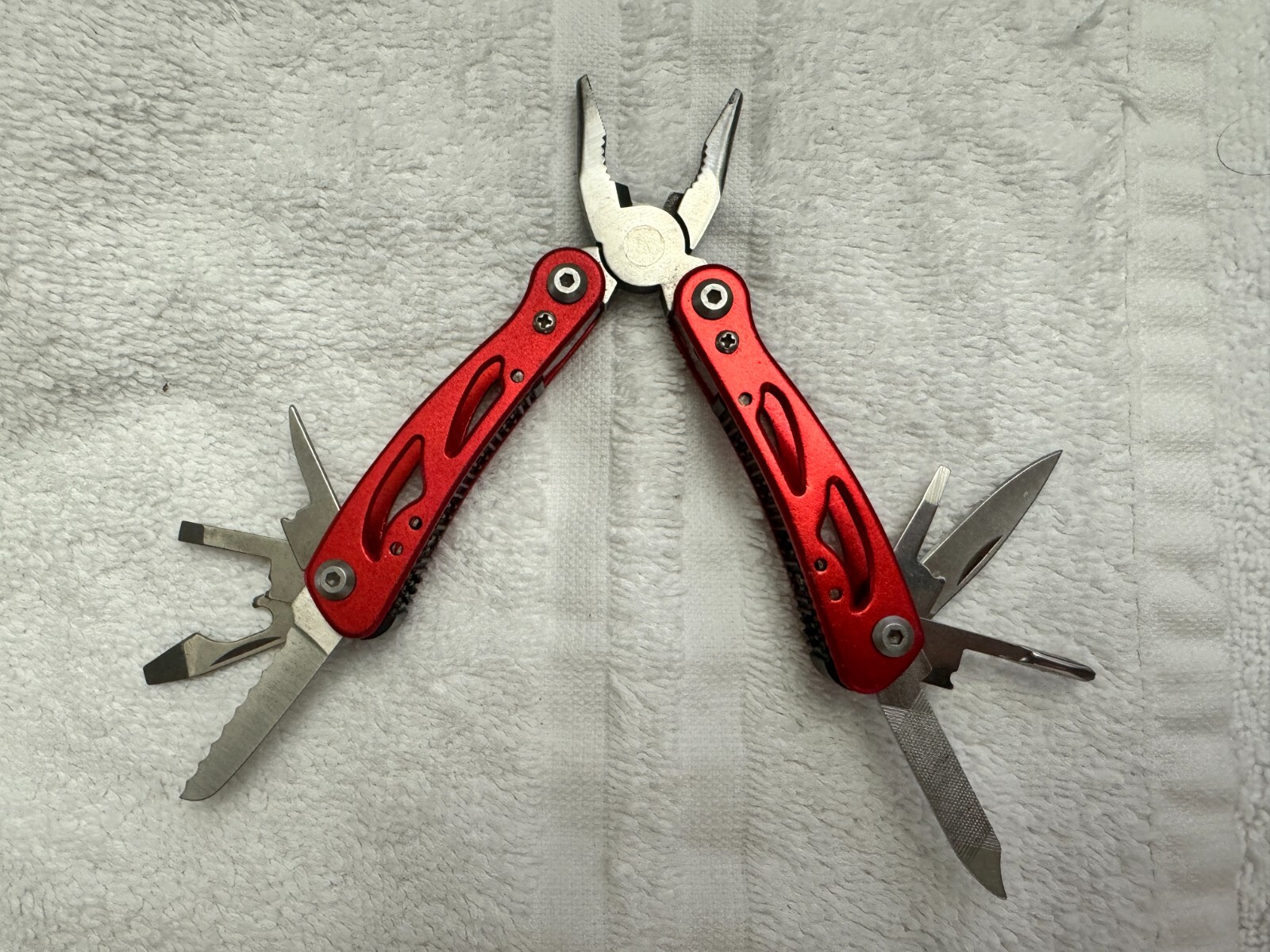 Stanley 2CR 10-in-1 Stainless Steel Multi-Tool Red or Silver Pliers Knife