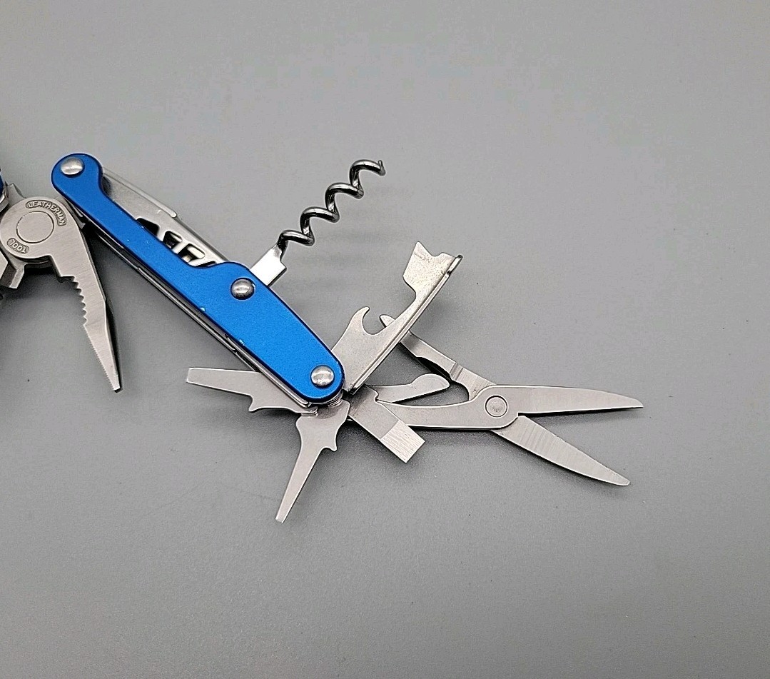 Leatherman JUICE CS4 Multi-Tool – Dated 0513 – Blue – Discontinued
