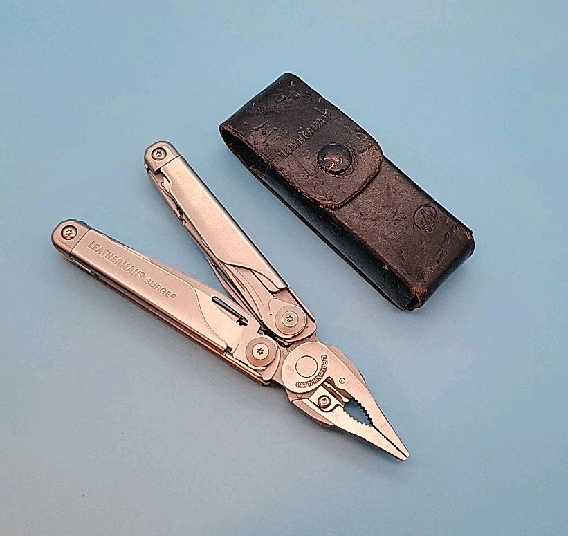 Leatherman Surge Multi-Tool w/ Sheath – Dated 1217 – Silver – Pliers, Knife
