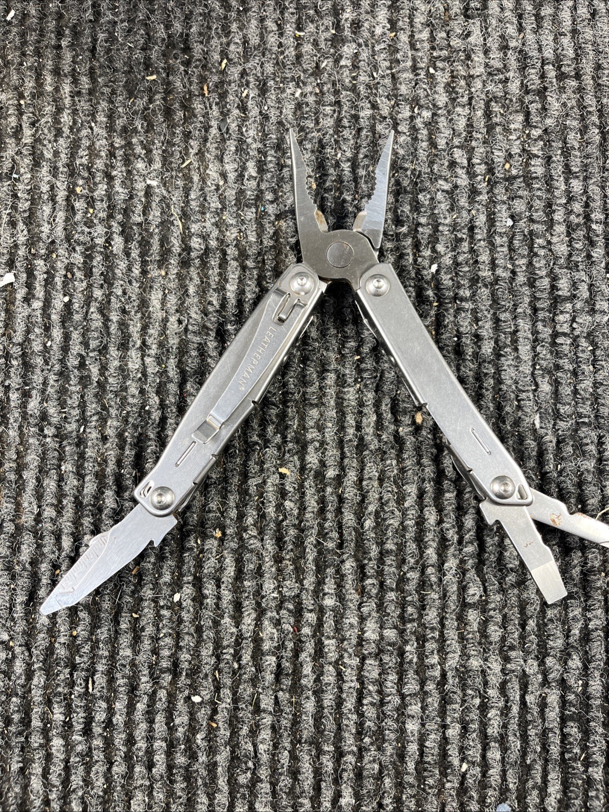 Leatherman Wingman Multitool with 14 tools Needle Nose pliers, wire cutter (039)
