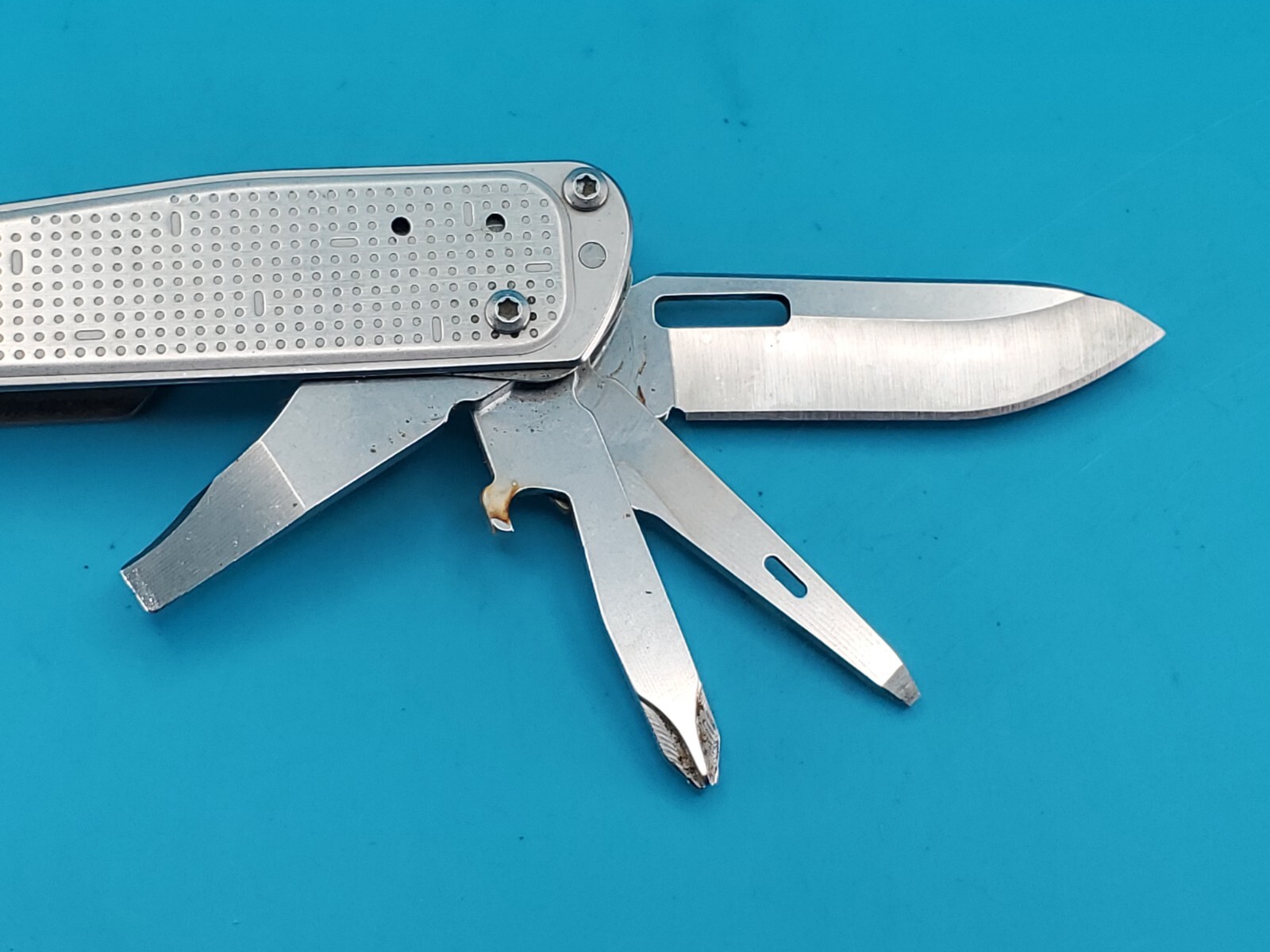 Leatherman FREE T2 Pocket Knife Multi-tool!