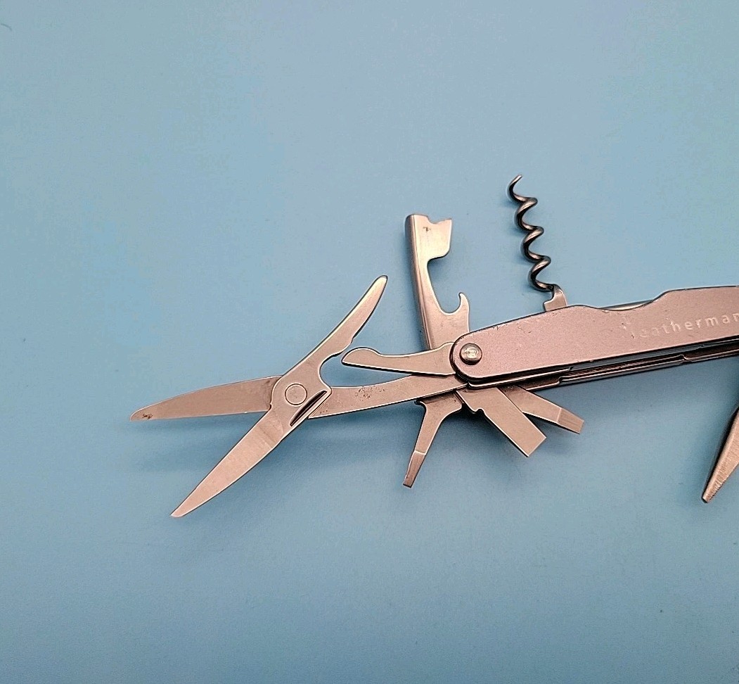 Leatherman JUICE CS4 Multi-Tool Dated 0402 – Pliers, Knife – Gray – Discontinued