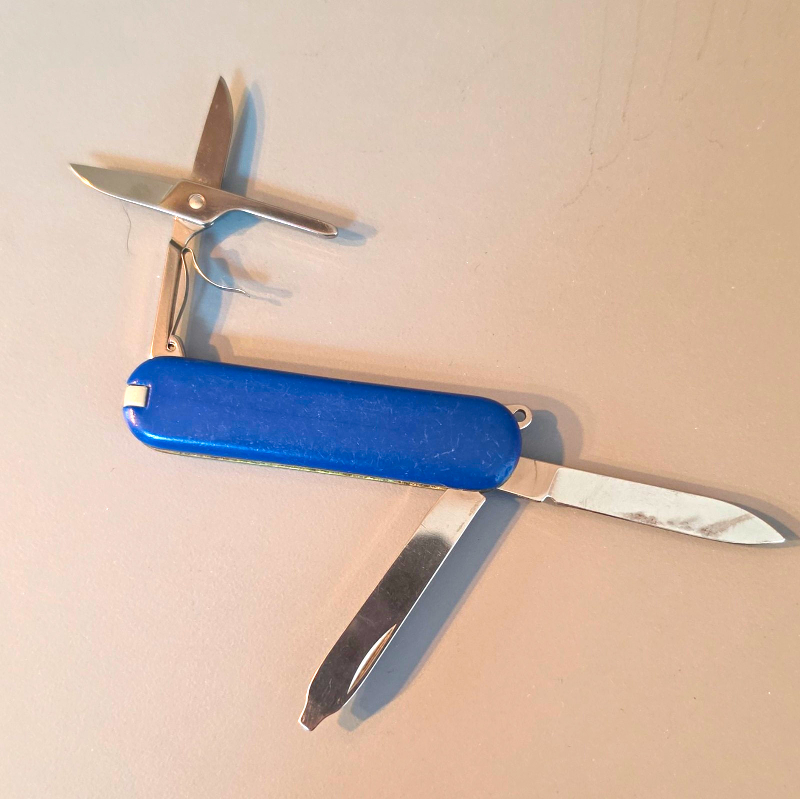 Victorinox Classic SD Multi-Tool Pocket Knife Blue 6 Tools Scissors Nail File