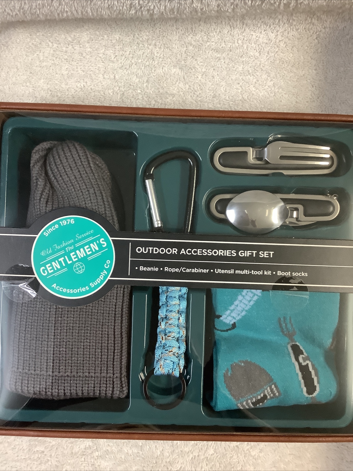 OUTDOOR ACCESSORIES GIFT SET BEANIE ROPE/CARABINER UTENSIL MILTI-TOOL BOOT SOCKS